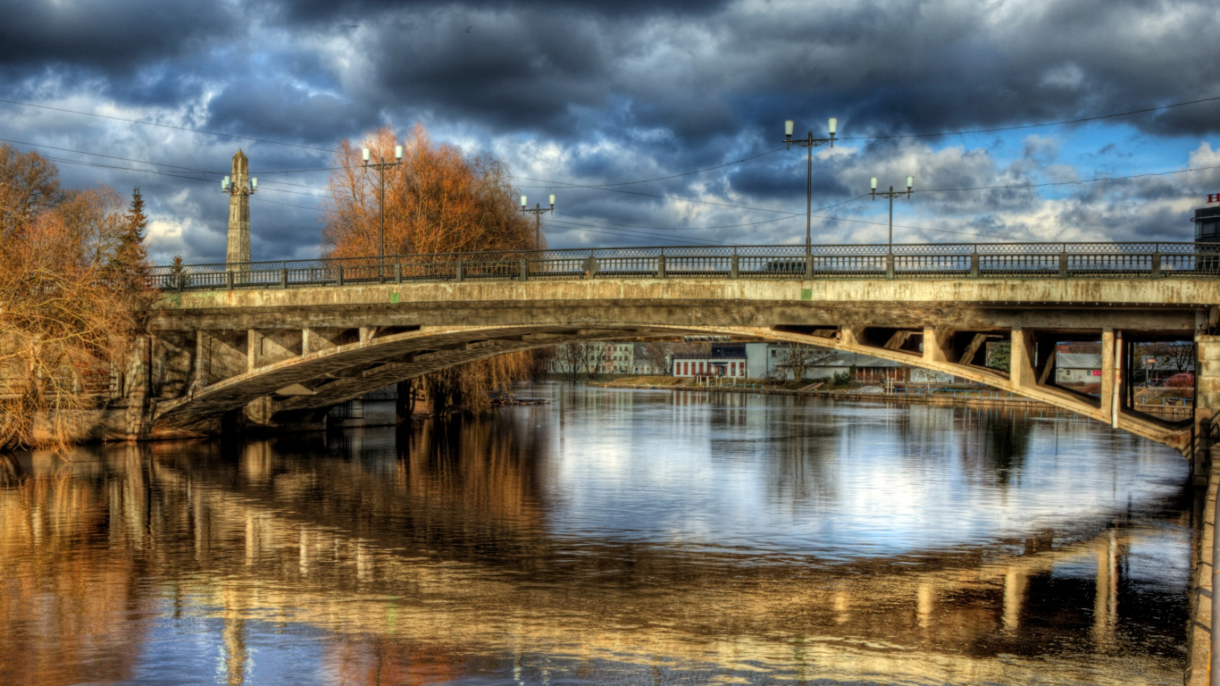 Pont en Béton Brun Au-dessus de la Rivière Sous un Ciel Nuageux Pendant la Journée. Wallpaper in 1366x768 Resolution