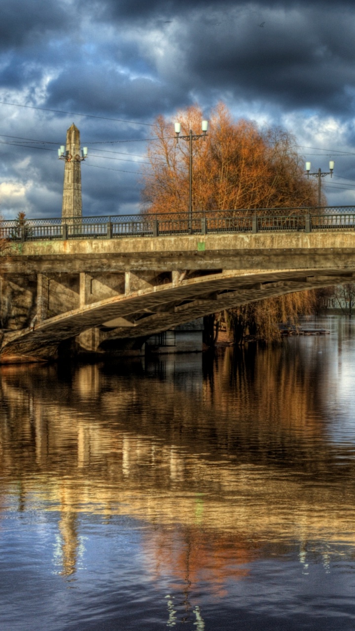 Pont en Béton Brun Au-dessus de la Rivière Sous un Ciel Nuageux Pendant la Journée. Wallpaper in 720x1280 Resolution
