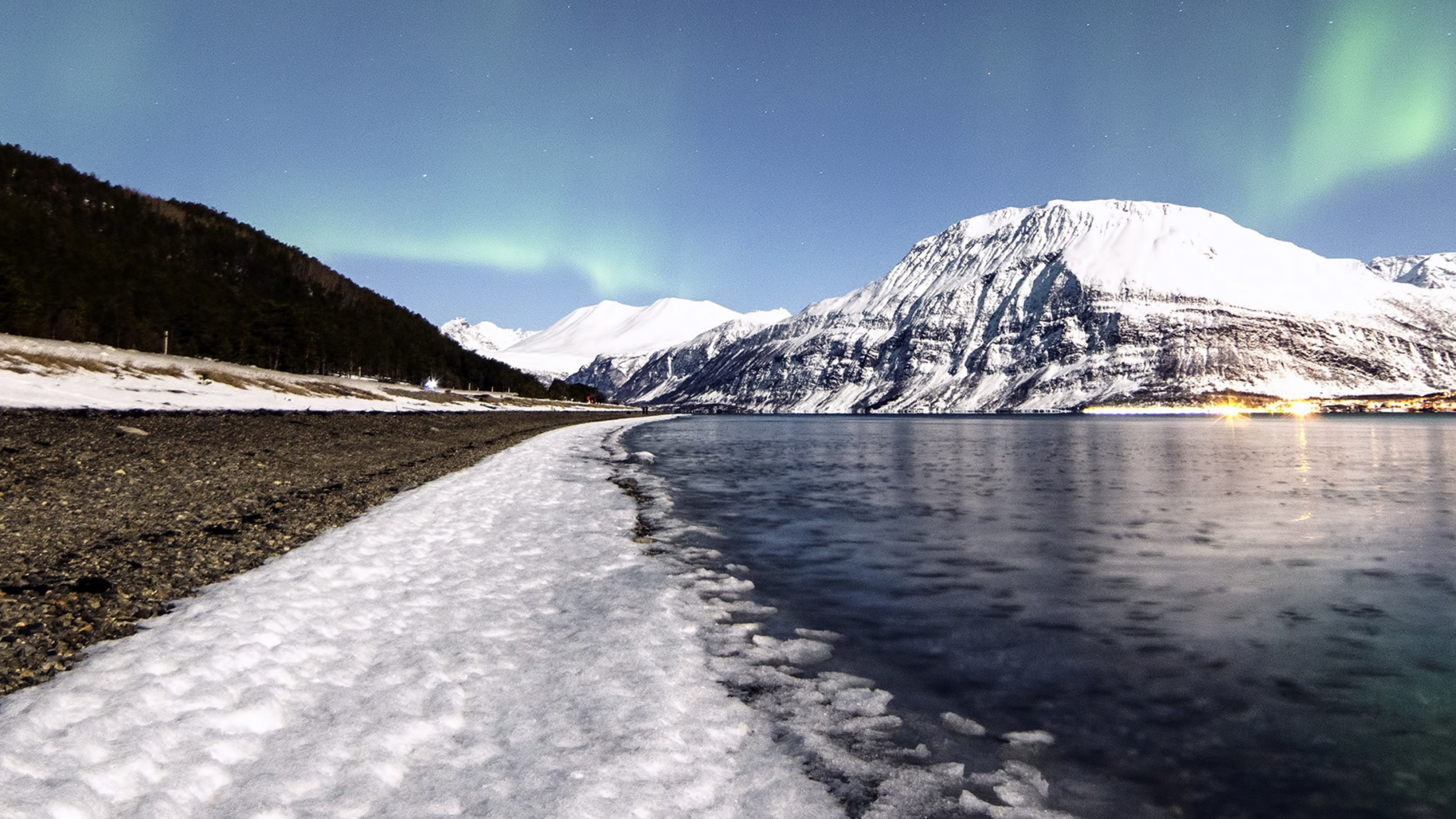 Schneebedeckter Berg in Der Nähe Von Gewässern Während Der Nacht. Wallpaper in 2560x1440 Resolution