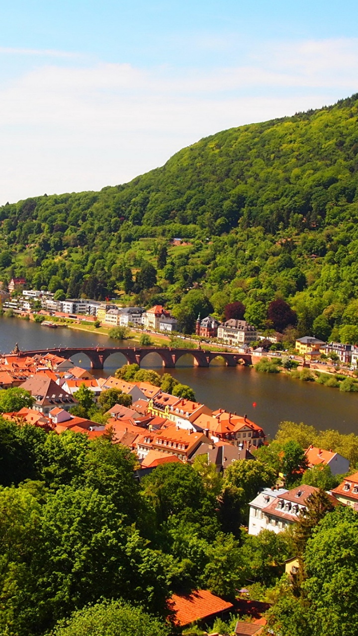 Luftaufnahme Der Stadt in Der Nähe Des Grünen Berges Tagsüber. Wallpaper in 720x1280 Resolution