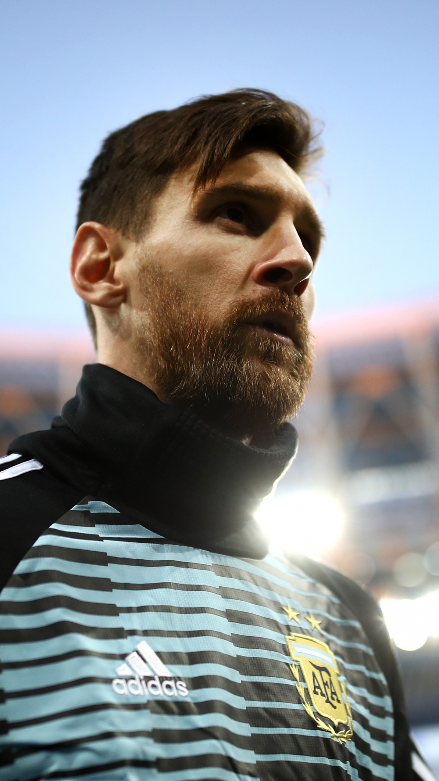 Man in Black and White Adidas Crew Neck Shirt. Wallpaper in 1440x2560 Resolution