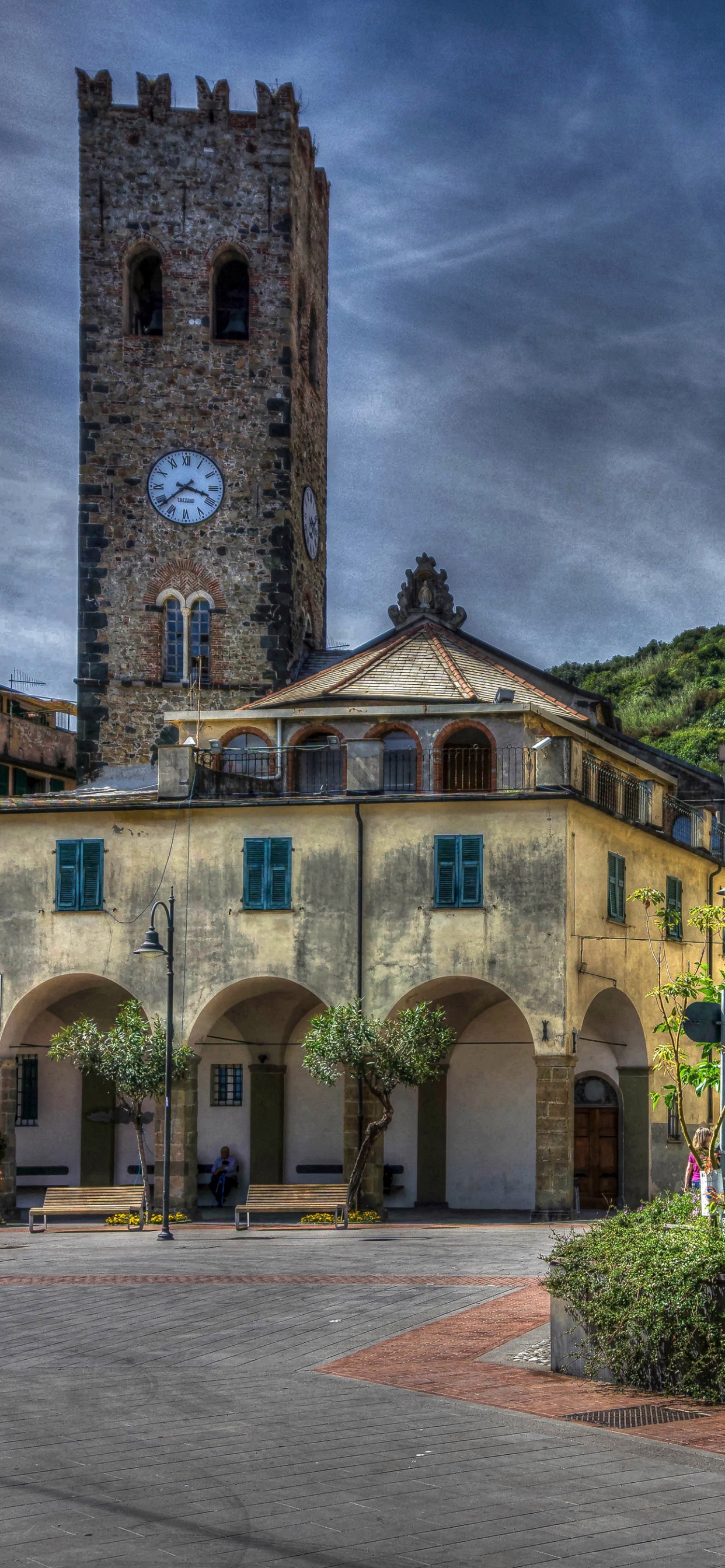 Edificio de Hormigón Marrón Bajo Nubes Grises. Wallpaper in 1242x2688 Resolution
