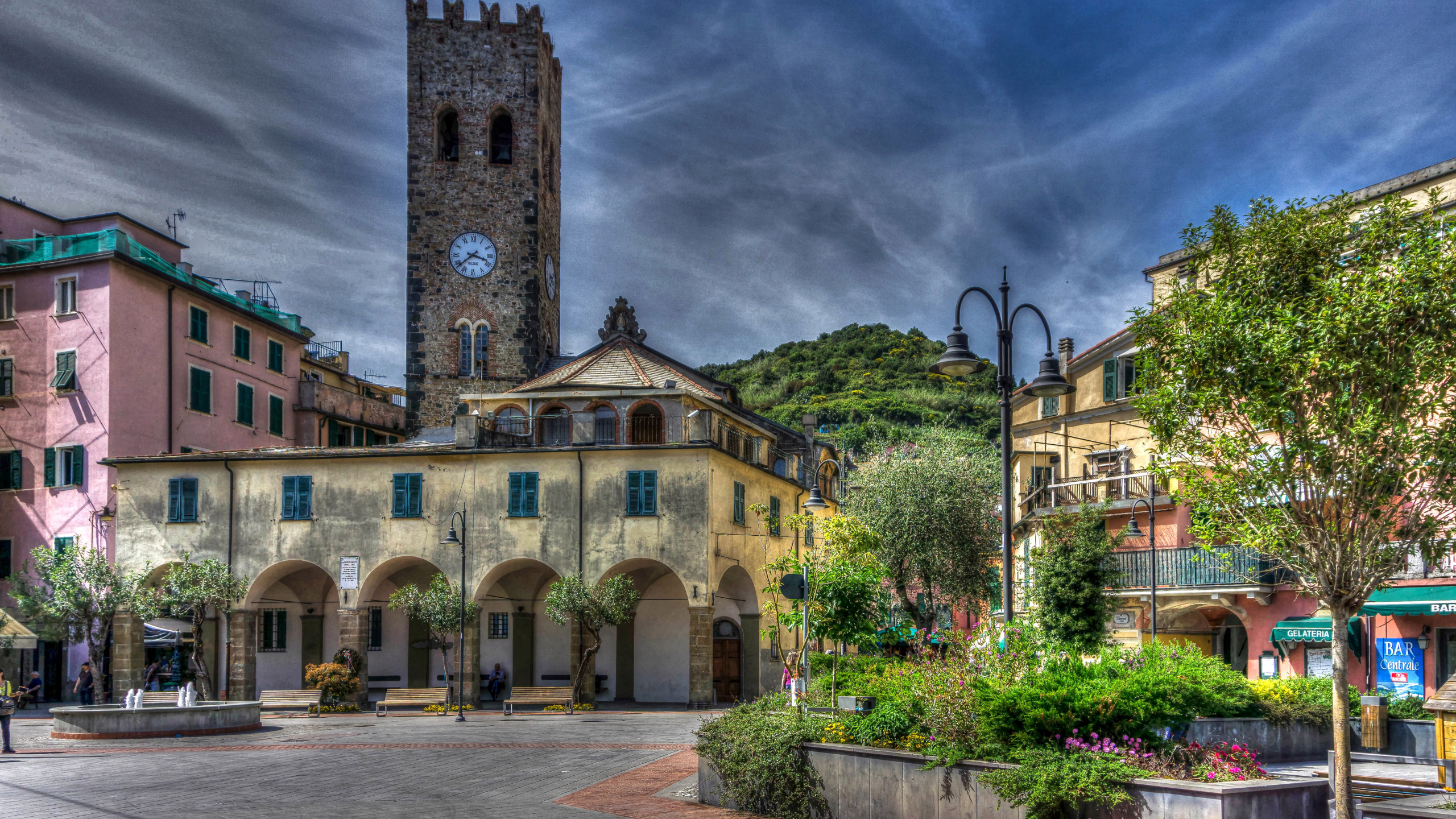 Edificio de Hormigón Marrón Bajo Nubes Grises. Wallpaper in 2560x1440 Resolution