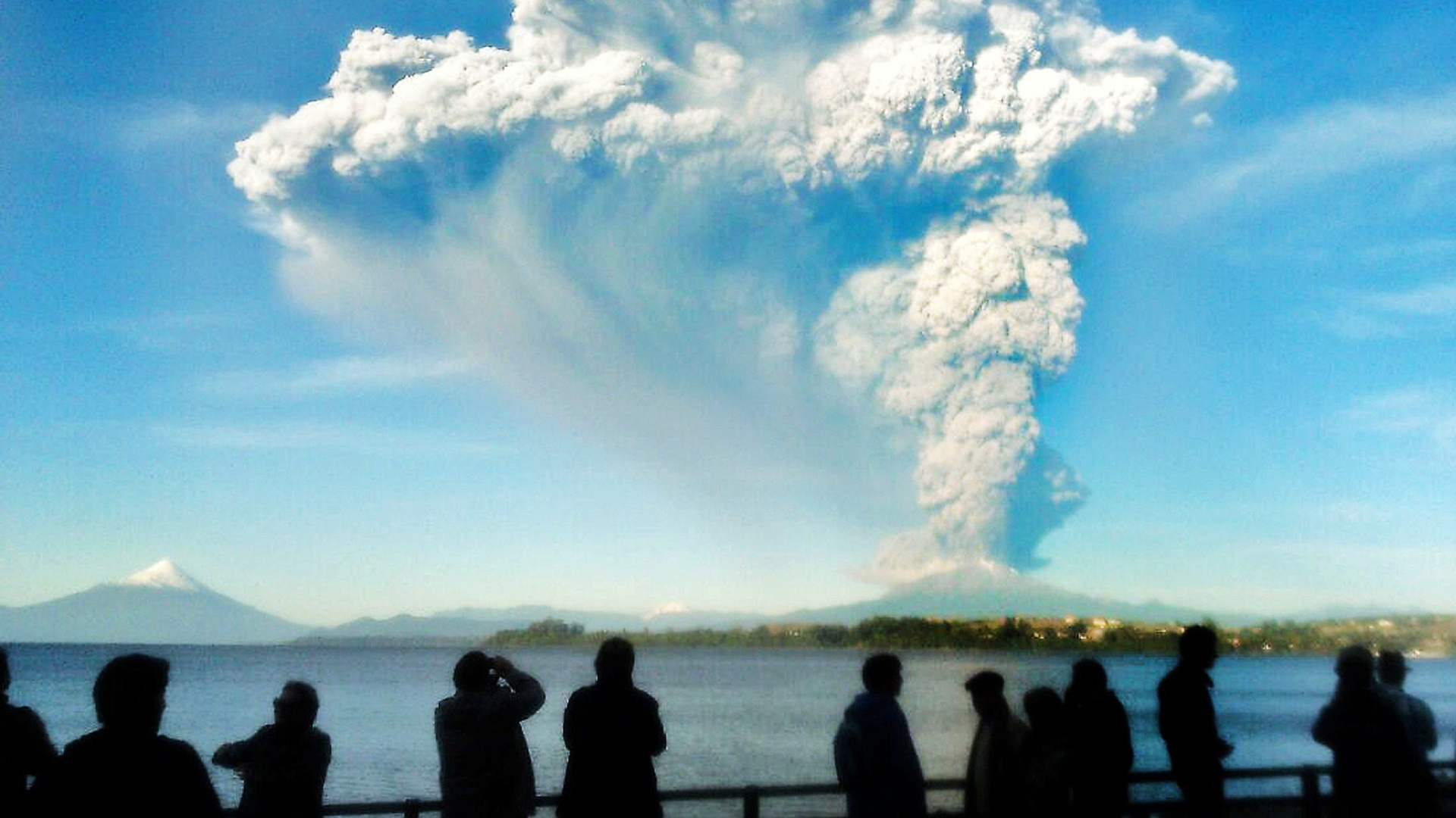 Silhouette Von Menschen, Die Tagsüber Unter Weißen Wolken Und Blauem Himmel am Meer Stehen. Wallpaper in 1920x1080 Resolution