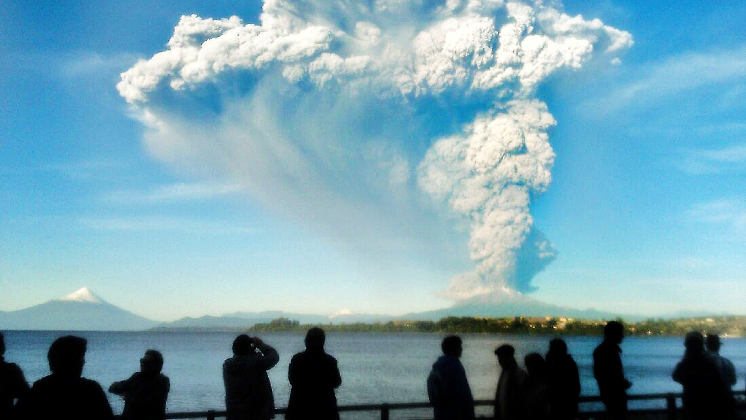 Silhouette Von Menschen, Die Tagsüber Unter Weißen Wolken Und Blauem Himmel am Meer Stehen. Wallpaper in 2560x1440 Resolution