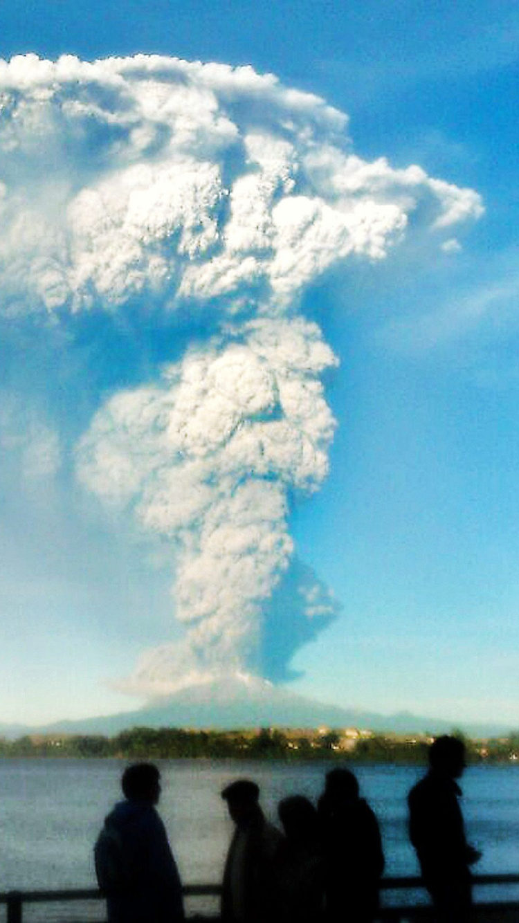 Silhouette Von Menschen, Die Tagsüber Unter Weißen Wolken Und Blauem Himmel am Meer Stehen. Wallpaper in 750x1334 Resolution