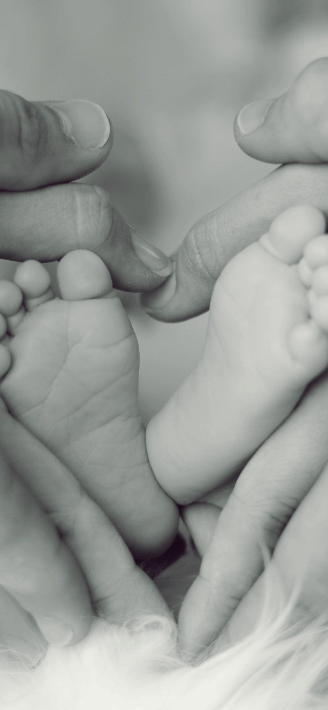 Photo en Niveaux de Gris Des Pieds de Personnes. Wallpaper in 1125x2436 Resolution