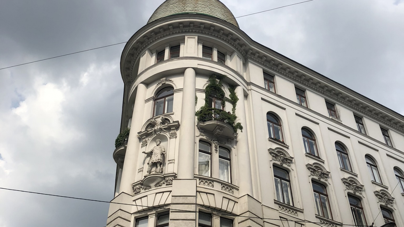 Wahrzeichen, Klassische Architektur, Denkmalschutz, Fenster, Cloud. Wallpaper in 1366x768 Resolution