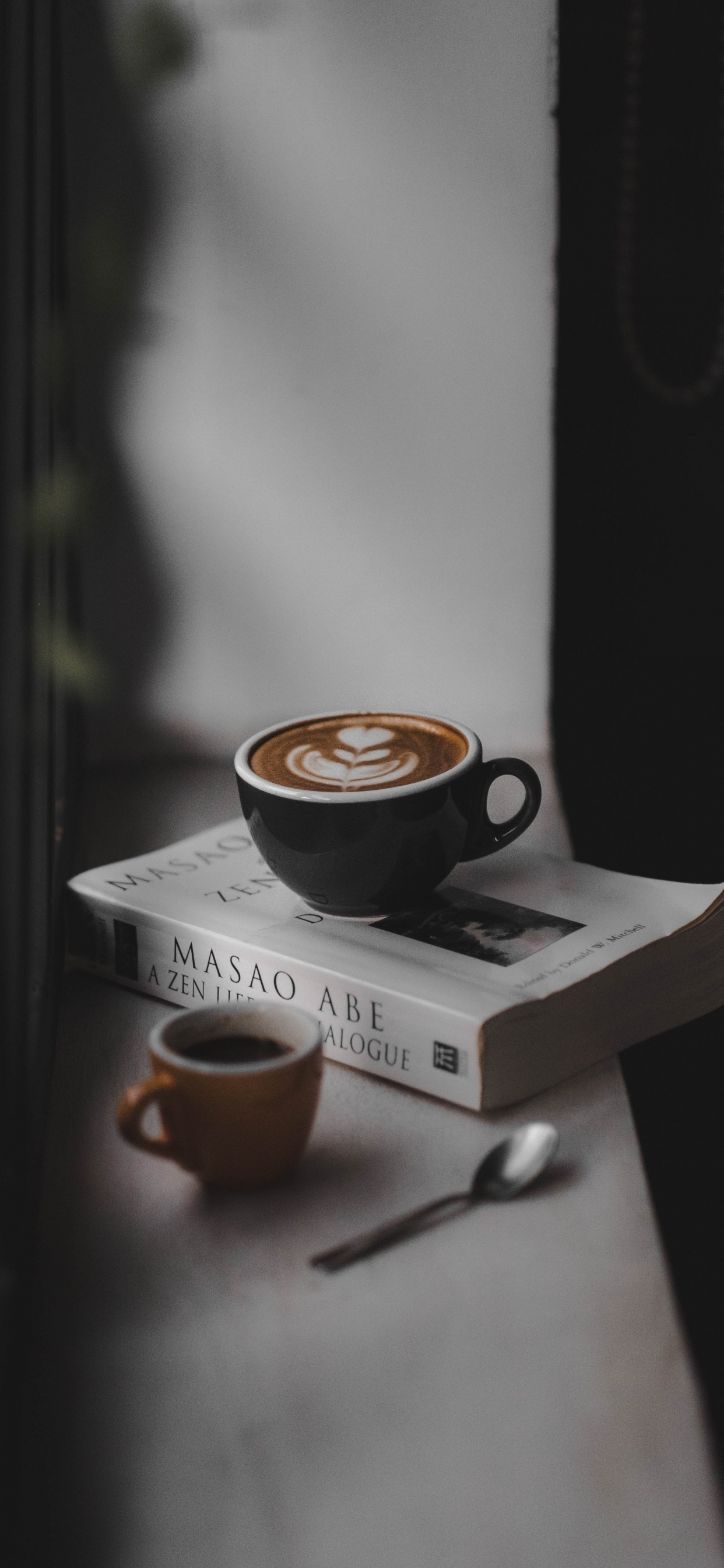 Tasse en Céramique Noire Sur Table en Bois Blanc. Wallpaper in 1242x2688 Resolution