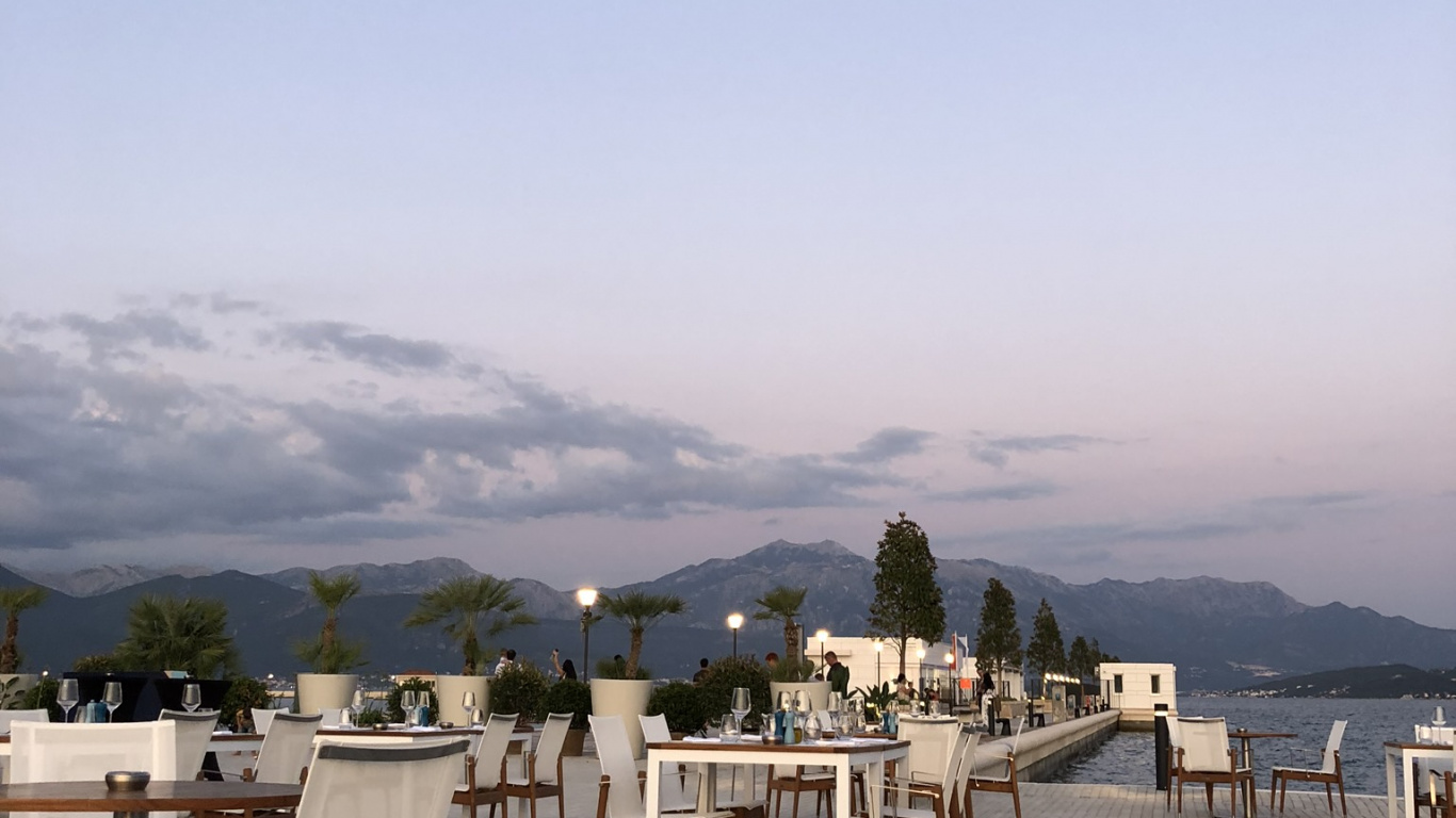 Immobilier, Tourisme, Mobilier, Table, Table D'extérieur. Wallpaper in 1366x768 Resolution