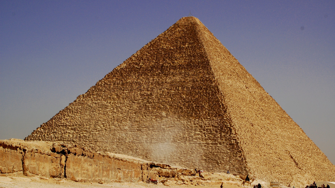 People Walking on Sand Near Pyramid During Daytime. Wallpaper in 1280x720 Resolution