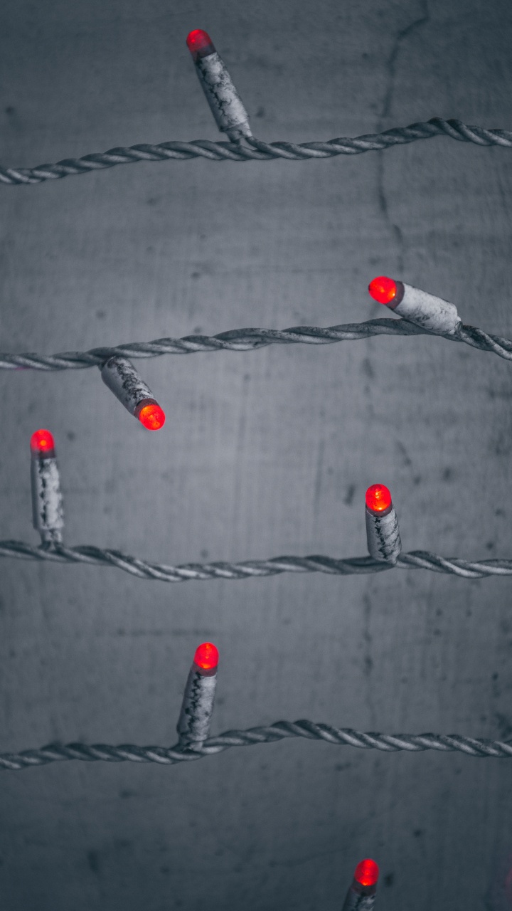 Monedas Redondas Rojas y Plateadas Sobre Textil Gris. Wallpaper in 720x1280 Resolution