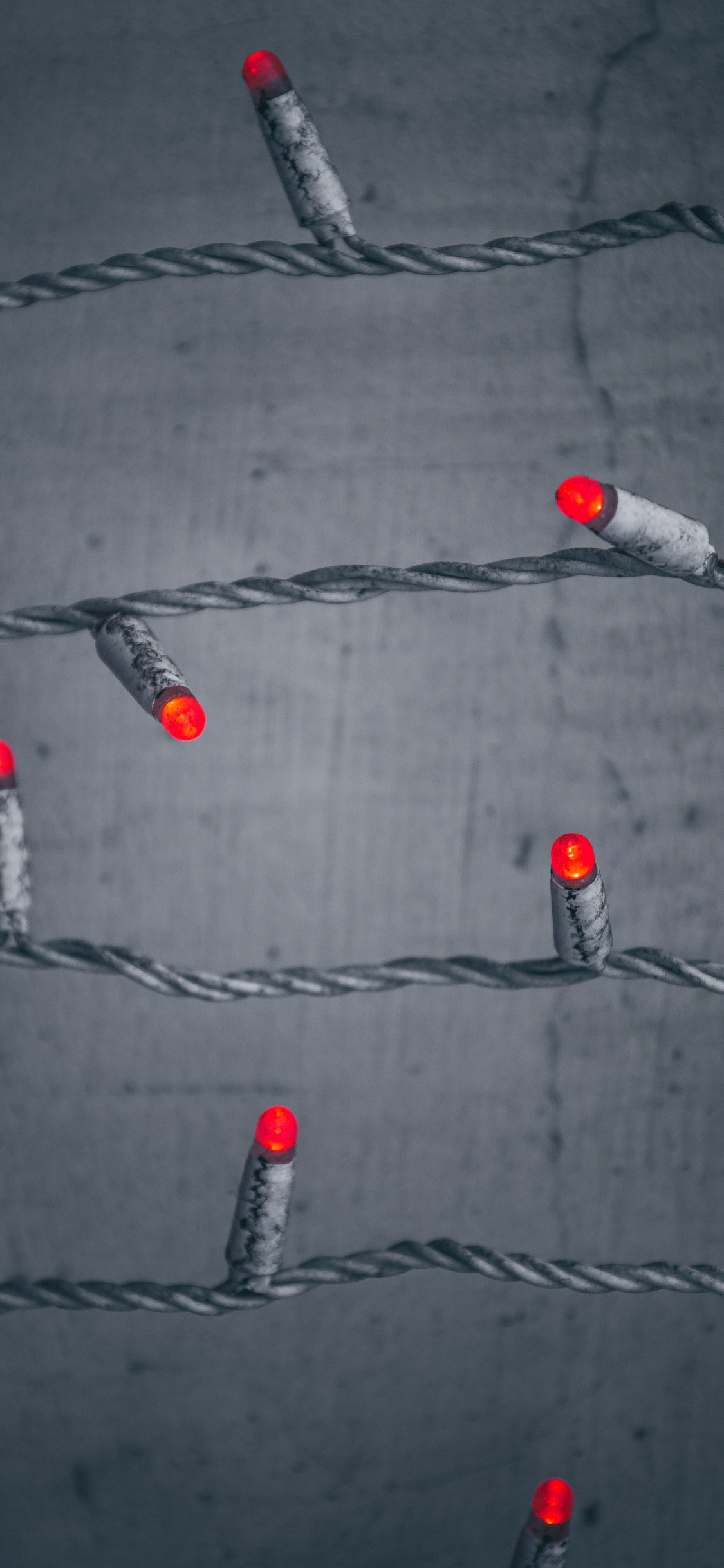 Rote Und Silberne Runde Münzen Auf Grauem Textil. Wallpaper in 1125x2436 Resolution