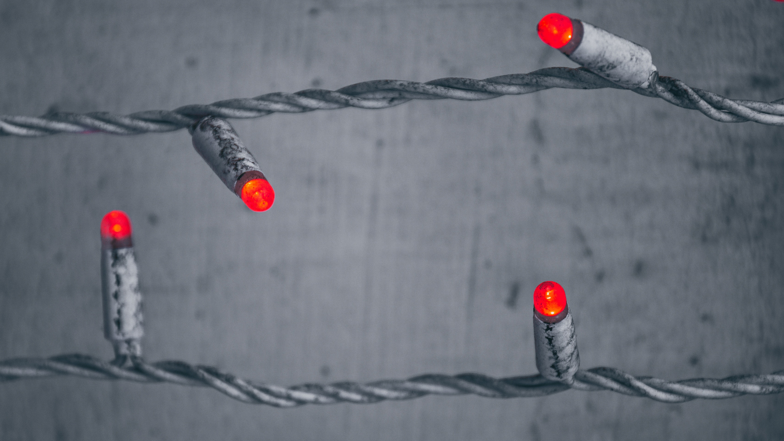 Pièces Rondes Rouges et Argentées Sur Textile Gris. Wallpaper in 2560x1440 Resolution