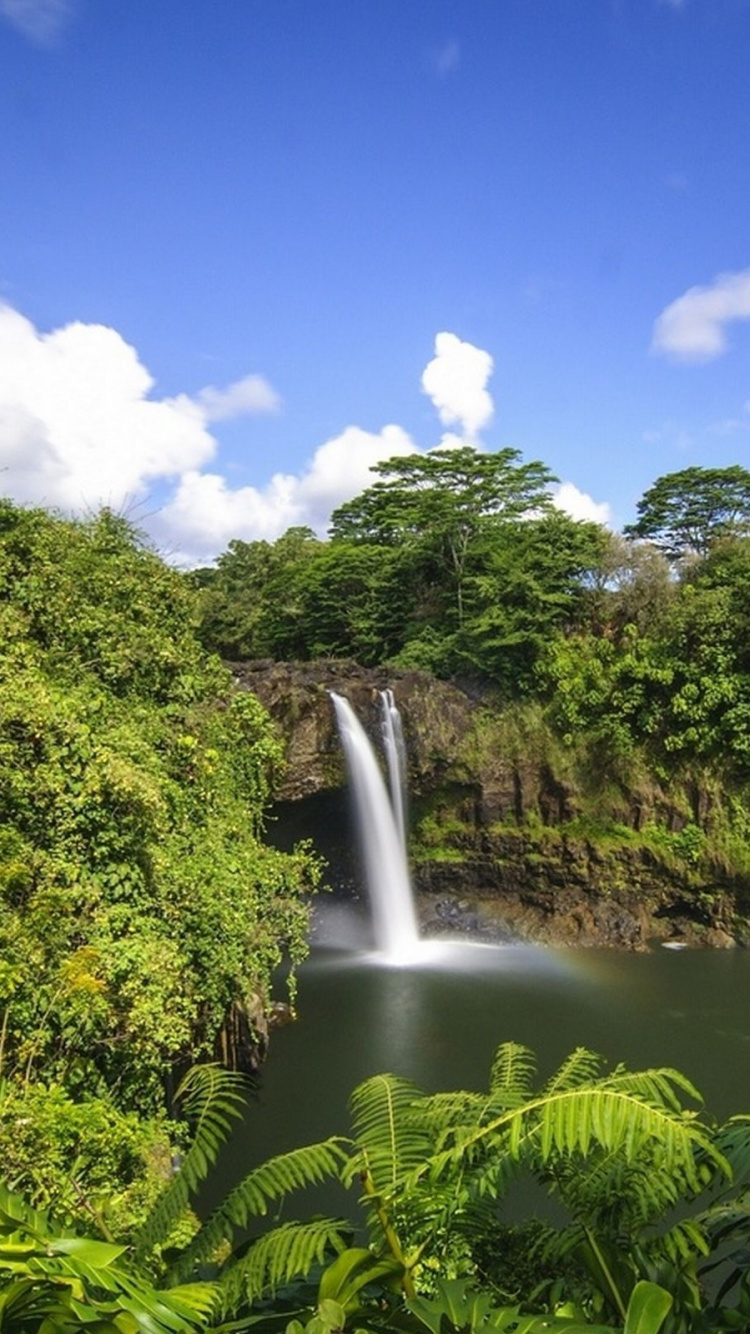 Cascades au Milieu D'arbres Verts Sous Ciel Bleu et Nuages Blancs Pendant la Journée. Wallpaper in 750x1334 Resolution