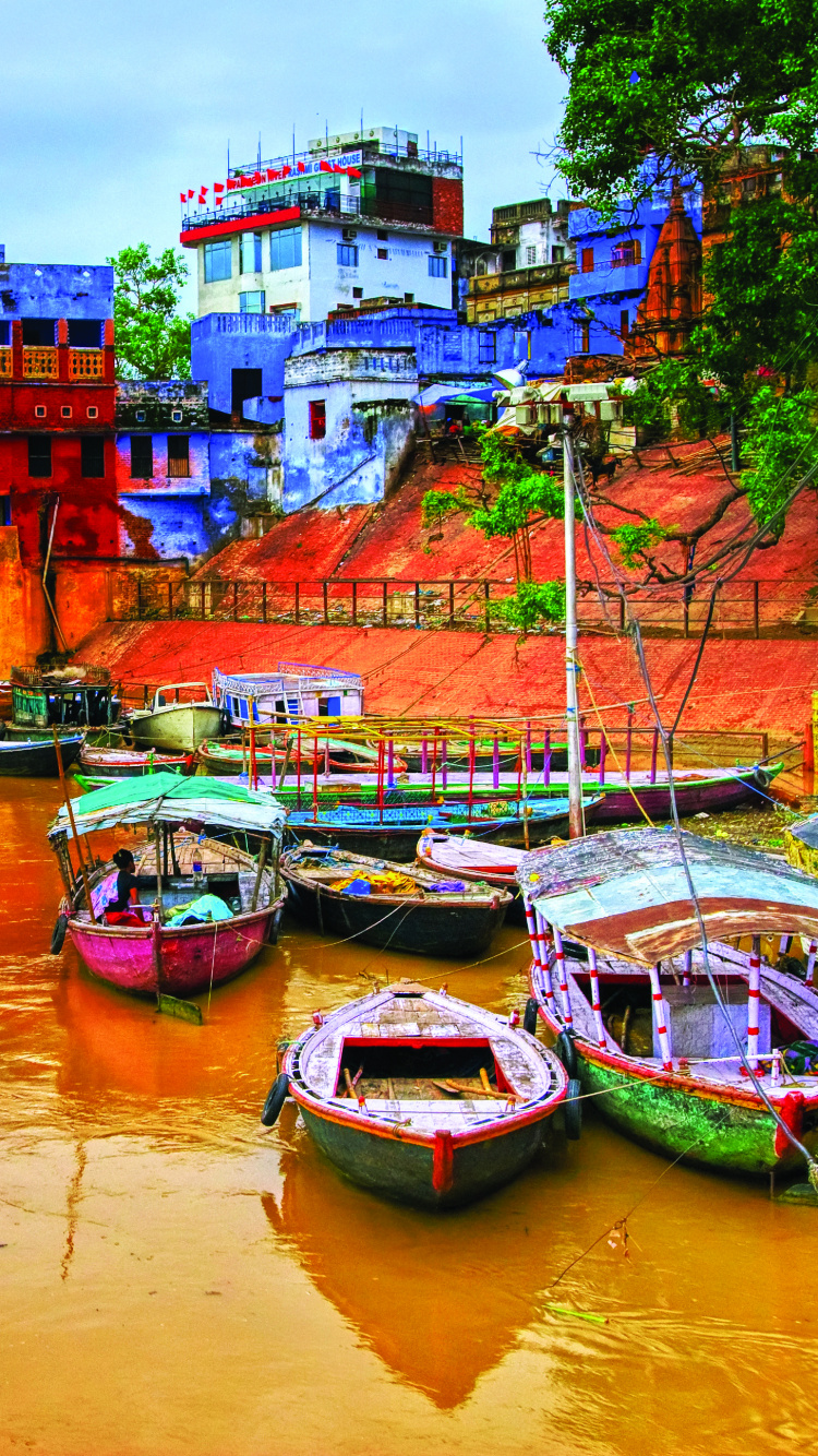 Boote Auf Dem Wasser in Der Nähe Von Häusern Tagsüber. Wallpaper in 750x1334 Resolution