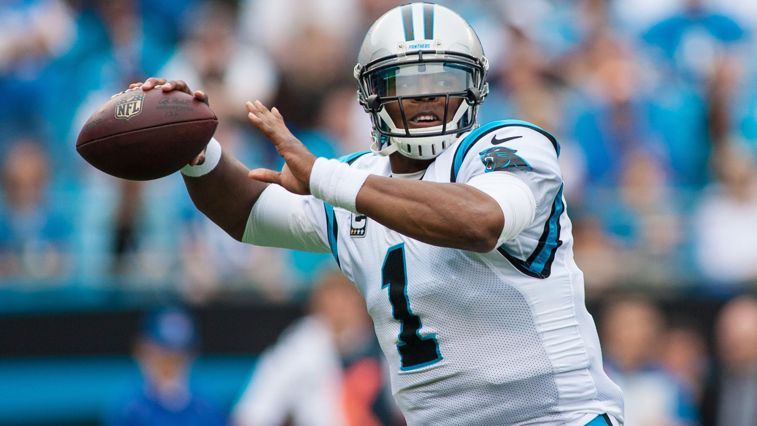 Homme en Maillot Blanc Tenant un Ballon de Football Marron. Wallpaper in 2560x1440 Resolution