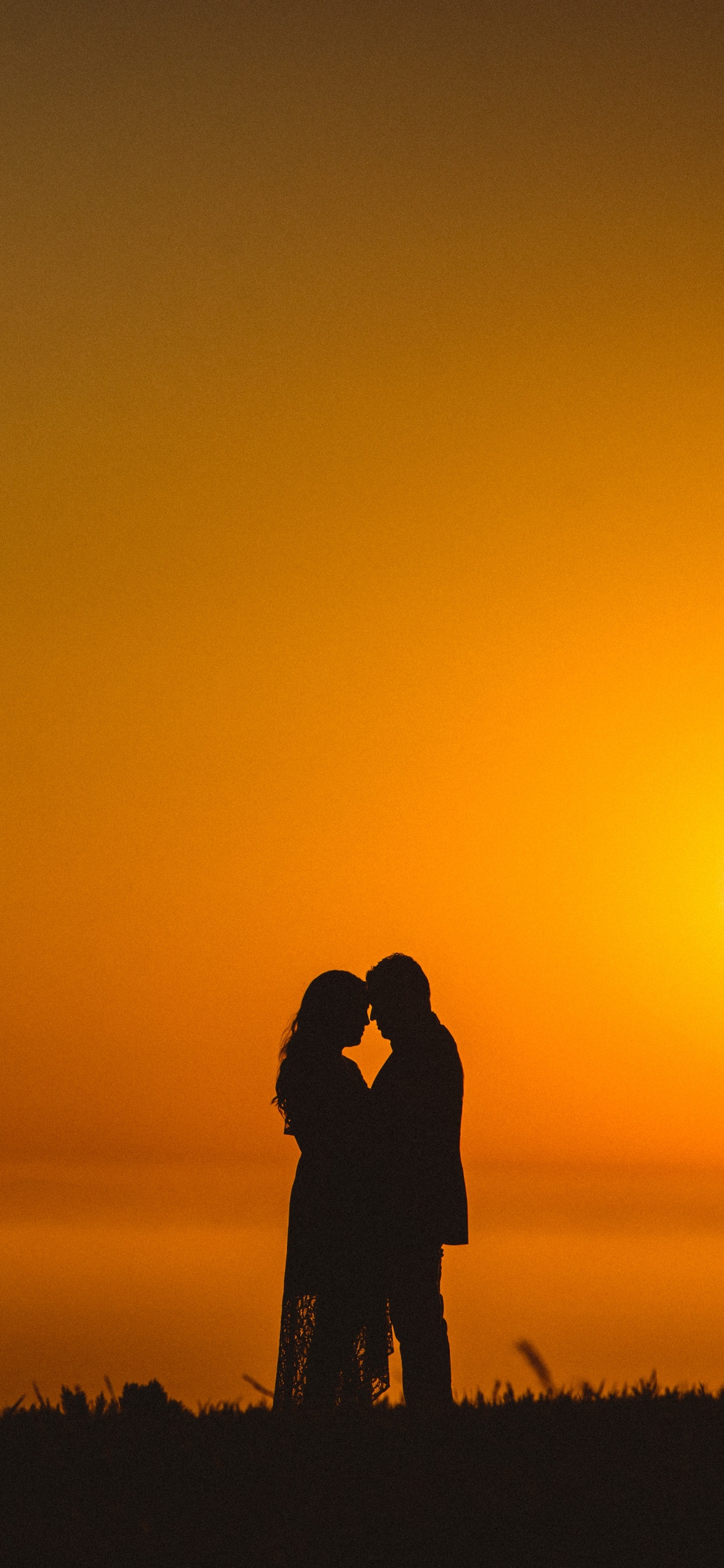 Romantik, Sonnenuntergang, Silhouette, Ehepaar, Kuss. Wallpaper in 1242x2688 Resolution