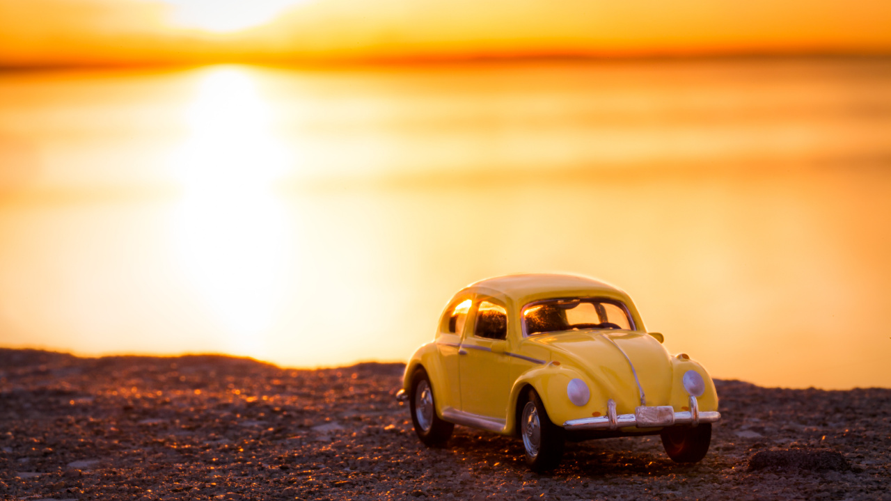 Volkswagen Beetle Jaune Sur le Rivage Pendant le Coucher du Soleil. Wallpaper in 1280x720 Resolution