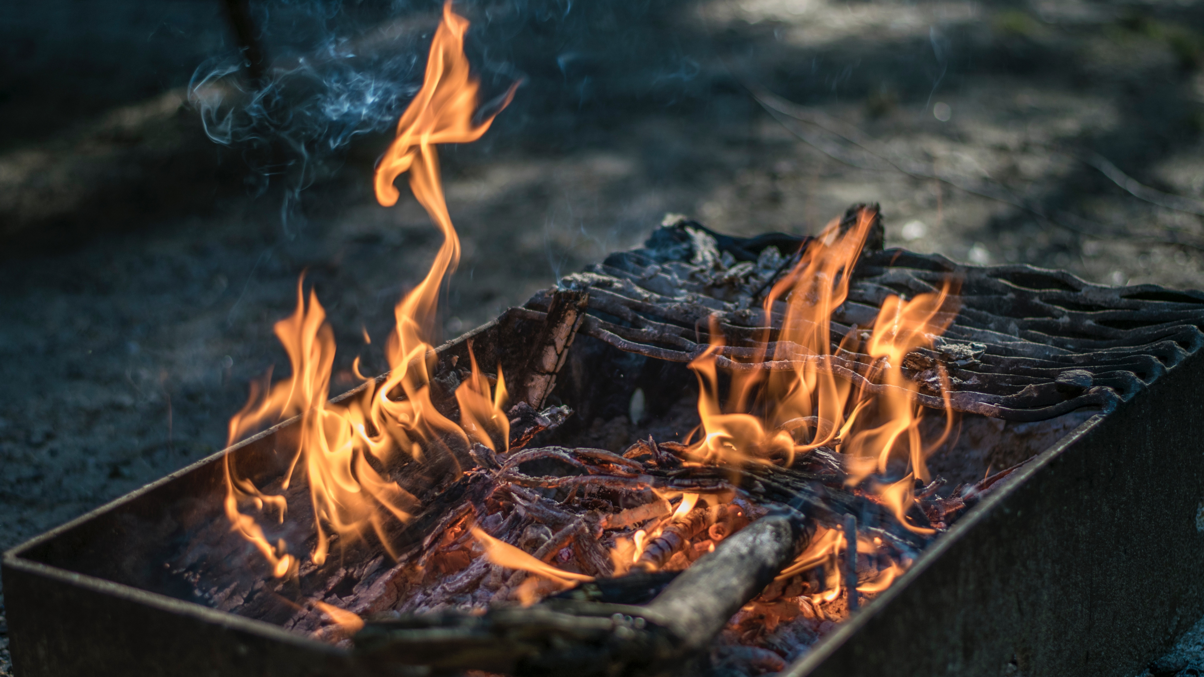 Burning Wood on Fire Pit. Wallpaper in 3840x2160 Resolution