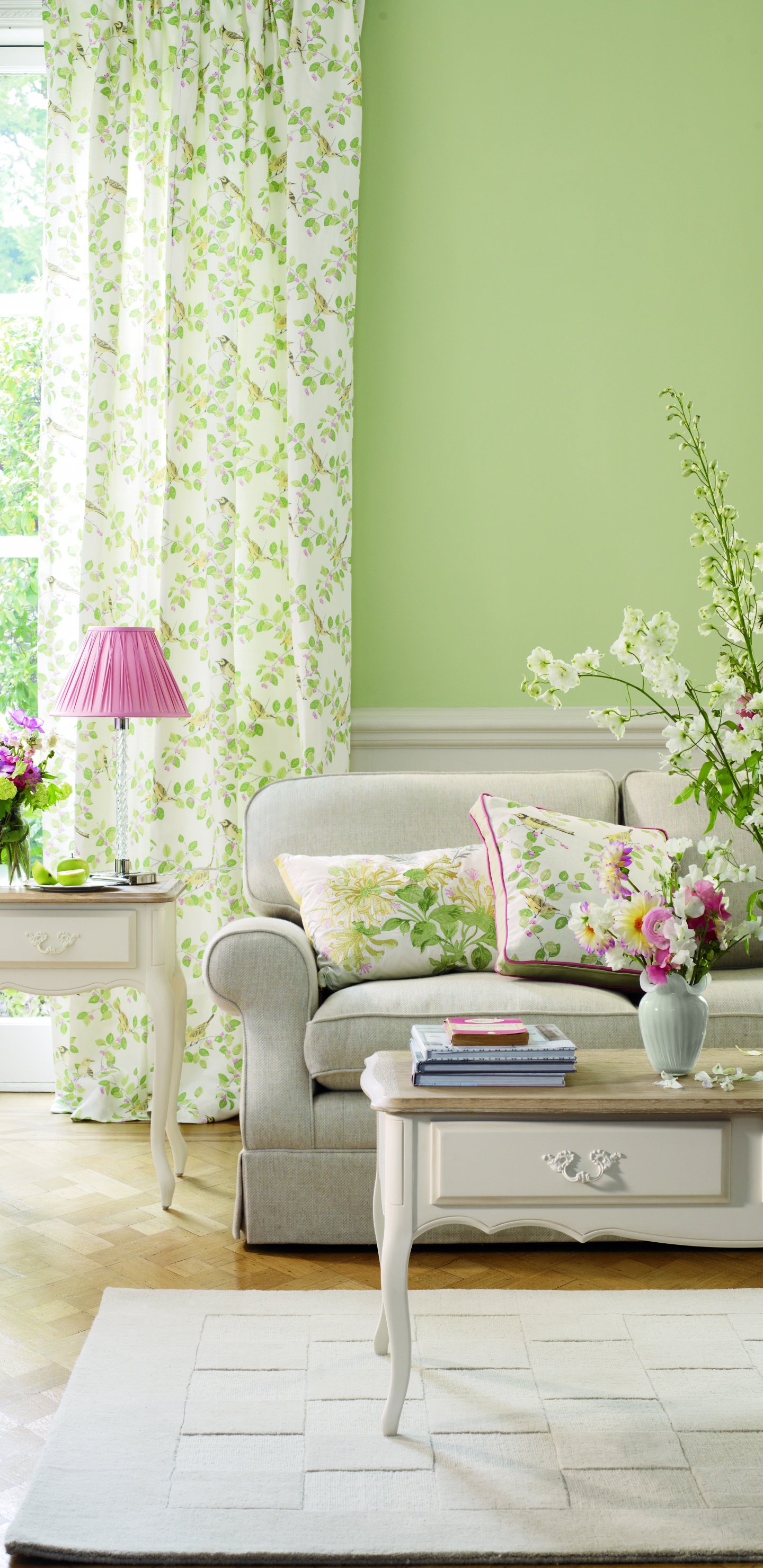 Lámpara de Mesa Rosa y Blanca Sobre Mesa Auxiliar de Madera Blanca. Wallpaper in 1440x2960 Resolution