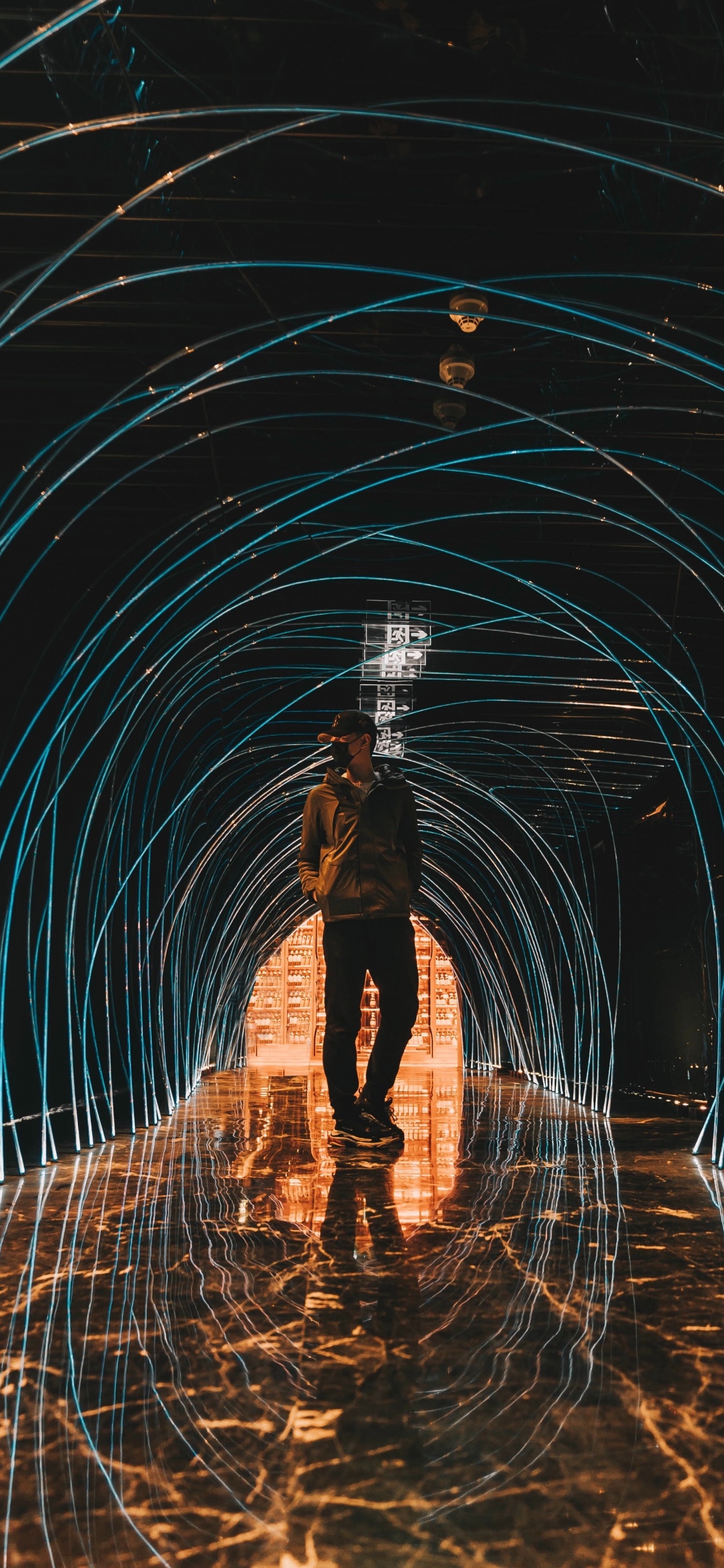 L'homme en Veste Noire Debout Dans le Tunnel. Wallpaper in 1125x2436 Resolution