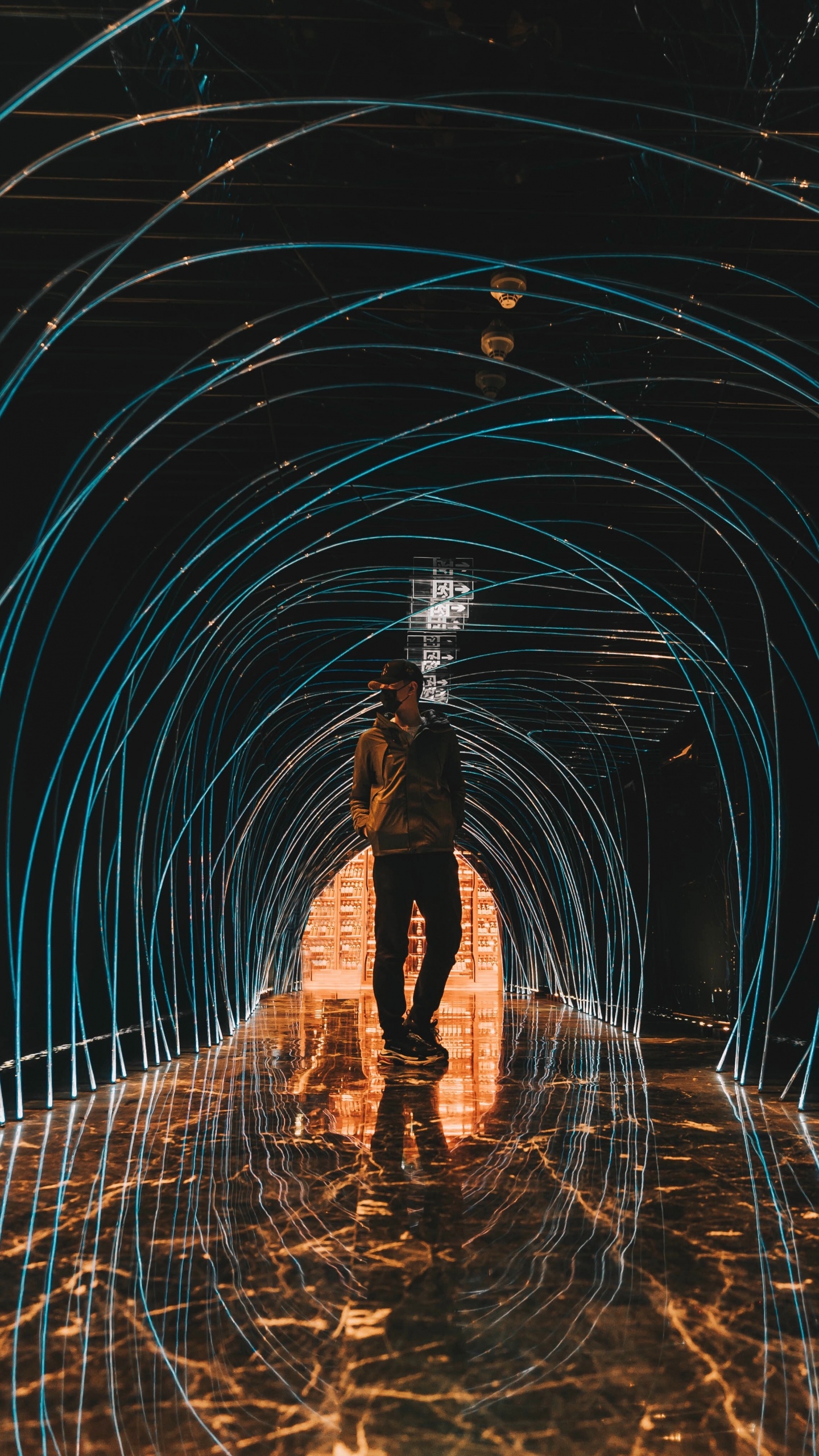 Mann in Schwarzer Jacke Steht im Tunnel. Wallpaper in 1440x2560 Resolution