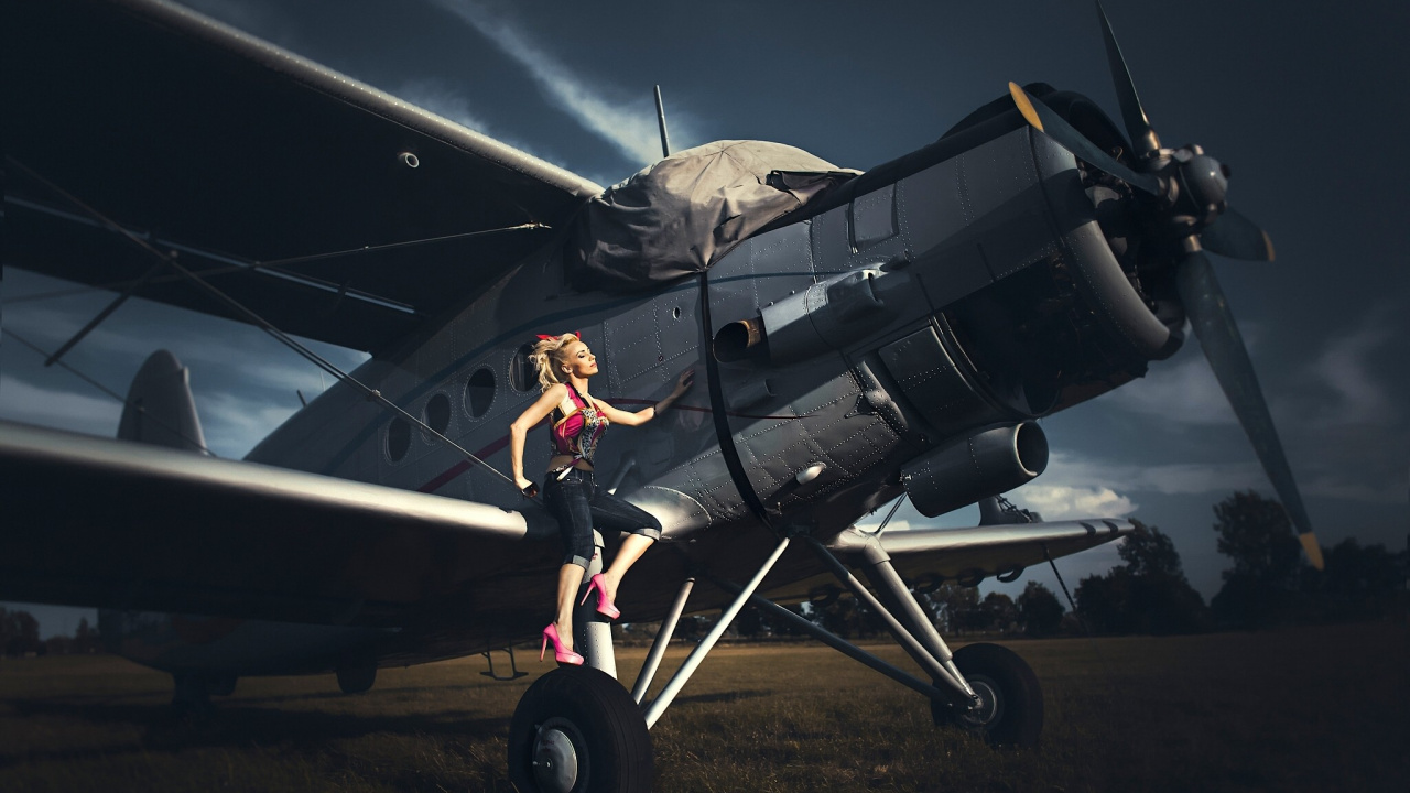 Avion Noir et Blanc Sur Champ Brun Pendant la Nuit. Wallpaper in 1280x720 Resolution