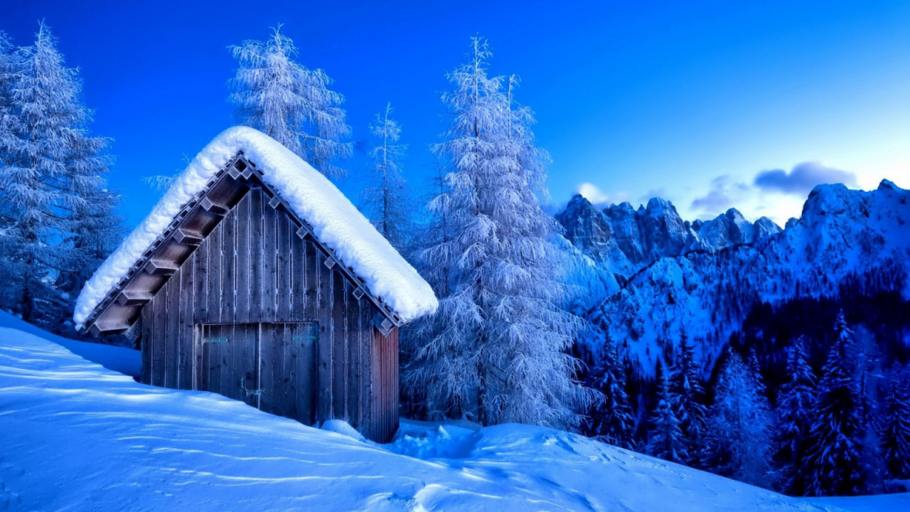 Brown Wooden House Near Snow Covered Pine Trees Under Blue Sky During Daytime. Wallpaper in 1280x720 Resolution