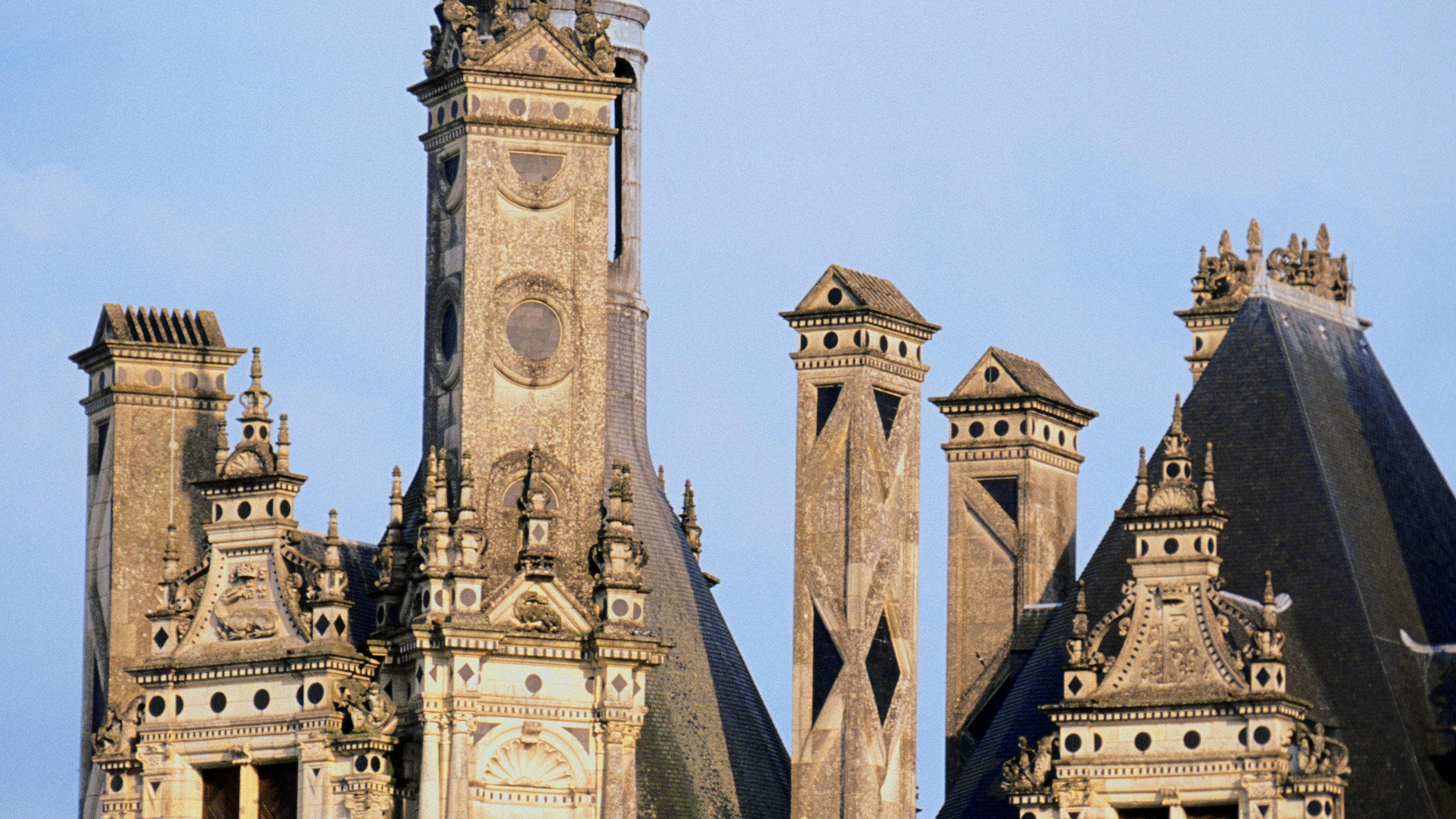 Bâtiment en Béton Brun Sous Ciel Bleu Pendant la Journée. Wallpaper in 2560x1440 Resolution