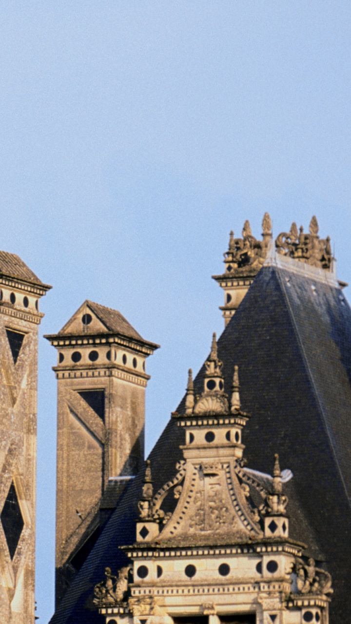 Bâtiment en Béton Brun Sous Ciel Bleu Pendant la Journée. Wallpaper in 720x1280 Resolution