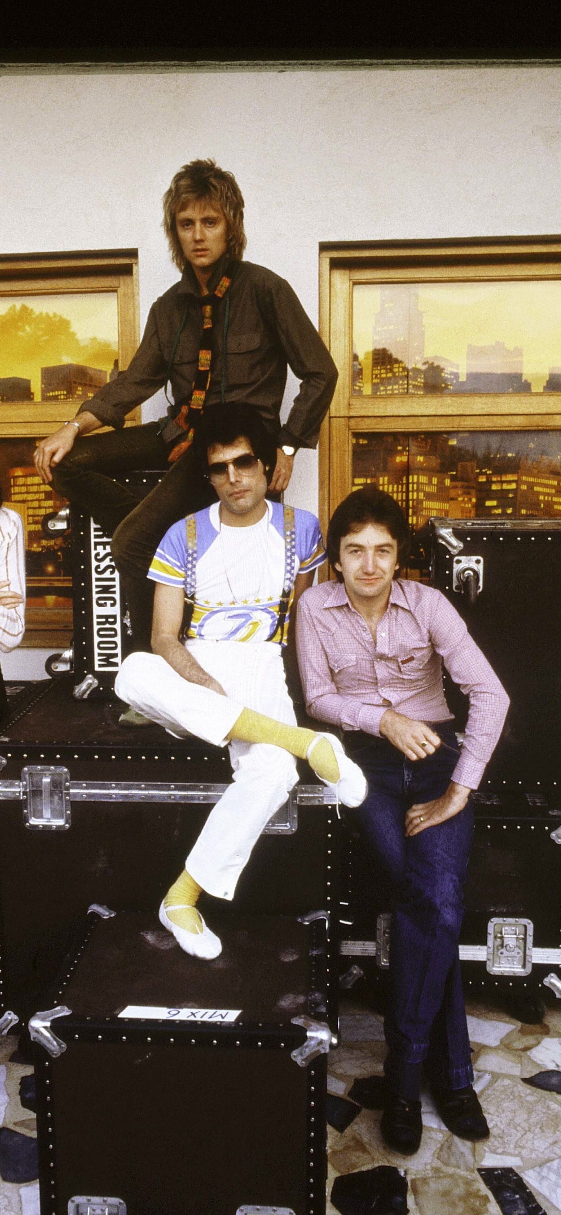 Freddie Mercury, Brian May, Queen, John Deacon. Wallpaper in 1125x2436 Resolution