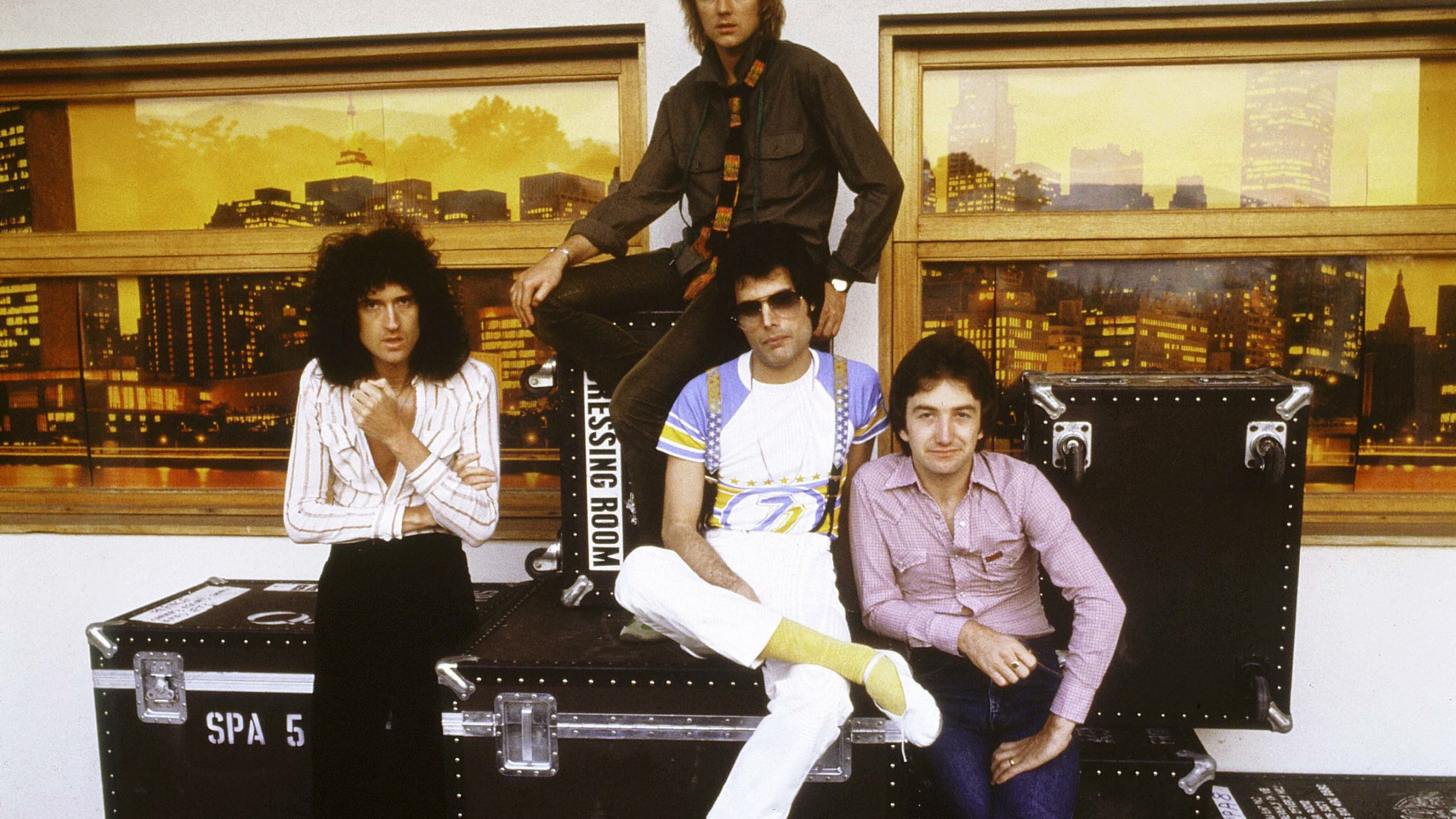 Freddie Mercury, Brian May, Queen, John Deacon, Girl. Wallpaper in 2560x1440 Resolution