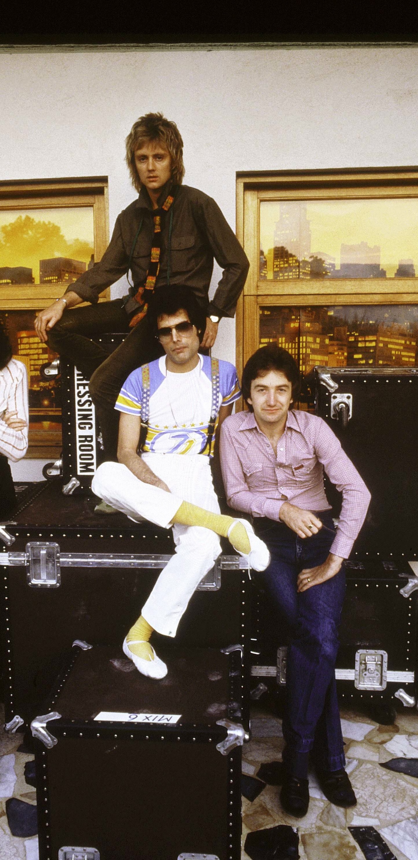 Freddie Mercury, Brian May, Queen, John Deacon, Mädchen. Wallpaper in 1440x2960 Resolution