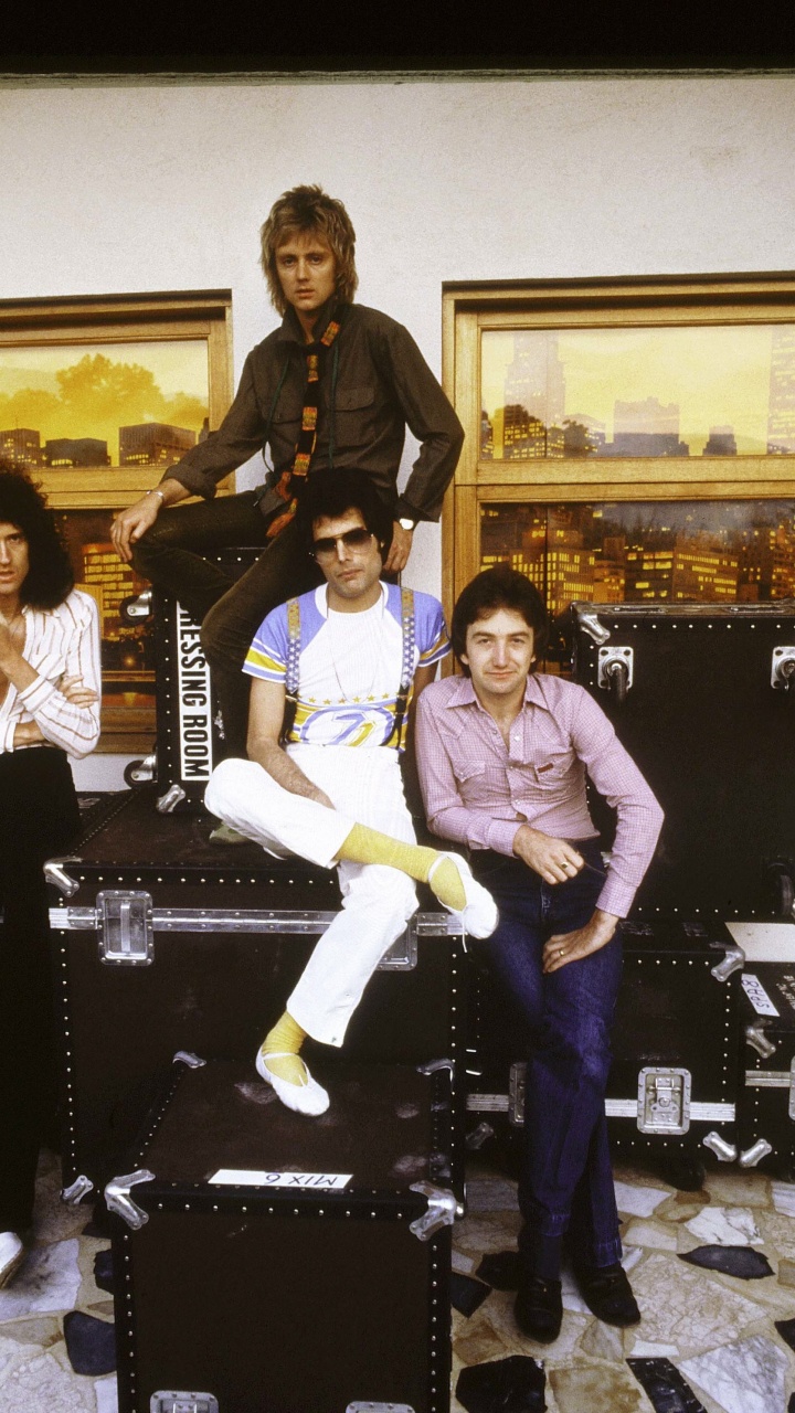 Freddie Mercury, Brian May, Queen, John Deacon, Mädchen. Wallpaper in 720x1280 Resolution