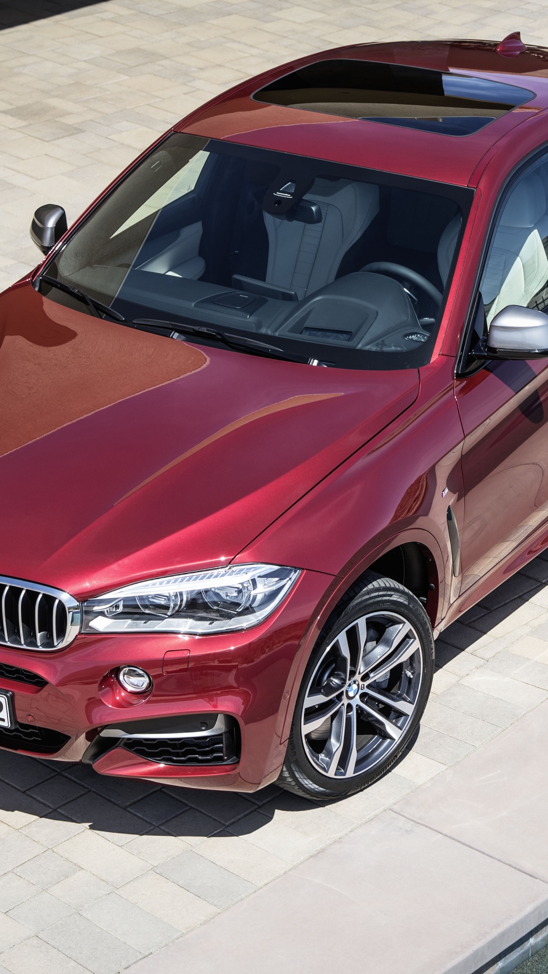 Rotes Bmw m 3 Coupe, Das Tagsüber Auf Grauem Betonpflaster Geparkt Ist. Wallpaper in 1080x1920 Resolution