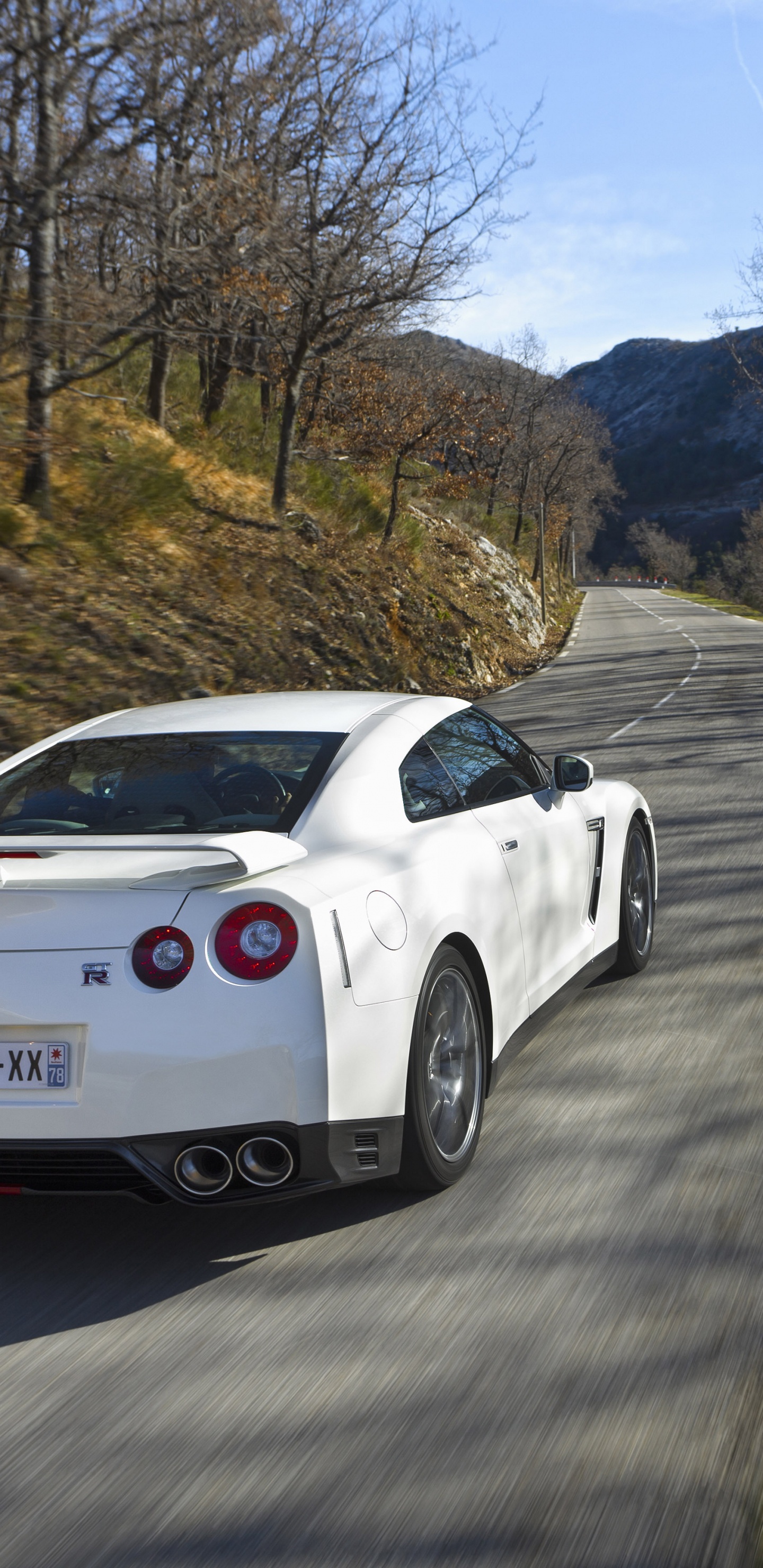 Porsche 911 Blanco en la Carretera Durante el Día. Wallpaper in 1440x2960 Resolution