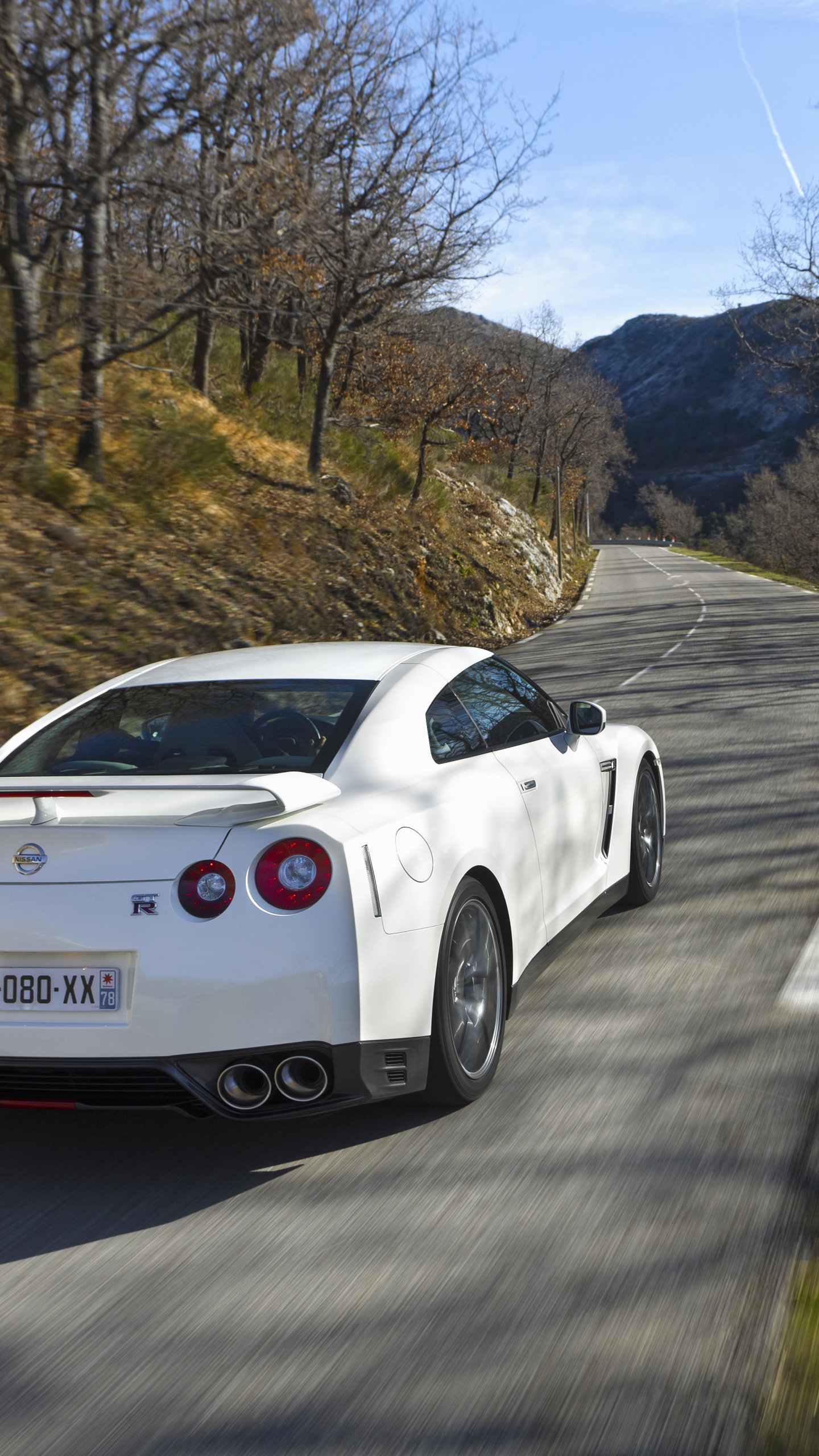 Weißer Porsche 911 Tagsüber Unterwegs. Wallpaper in 1440x2560 Resolution