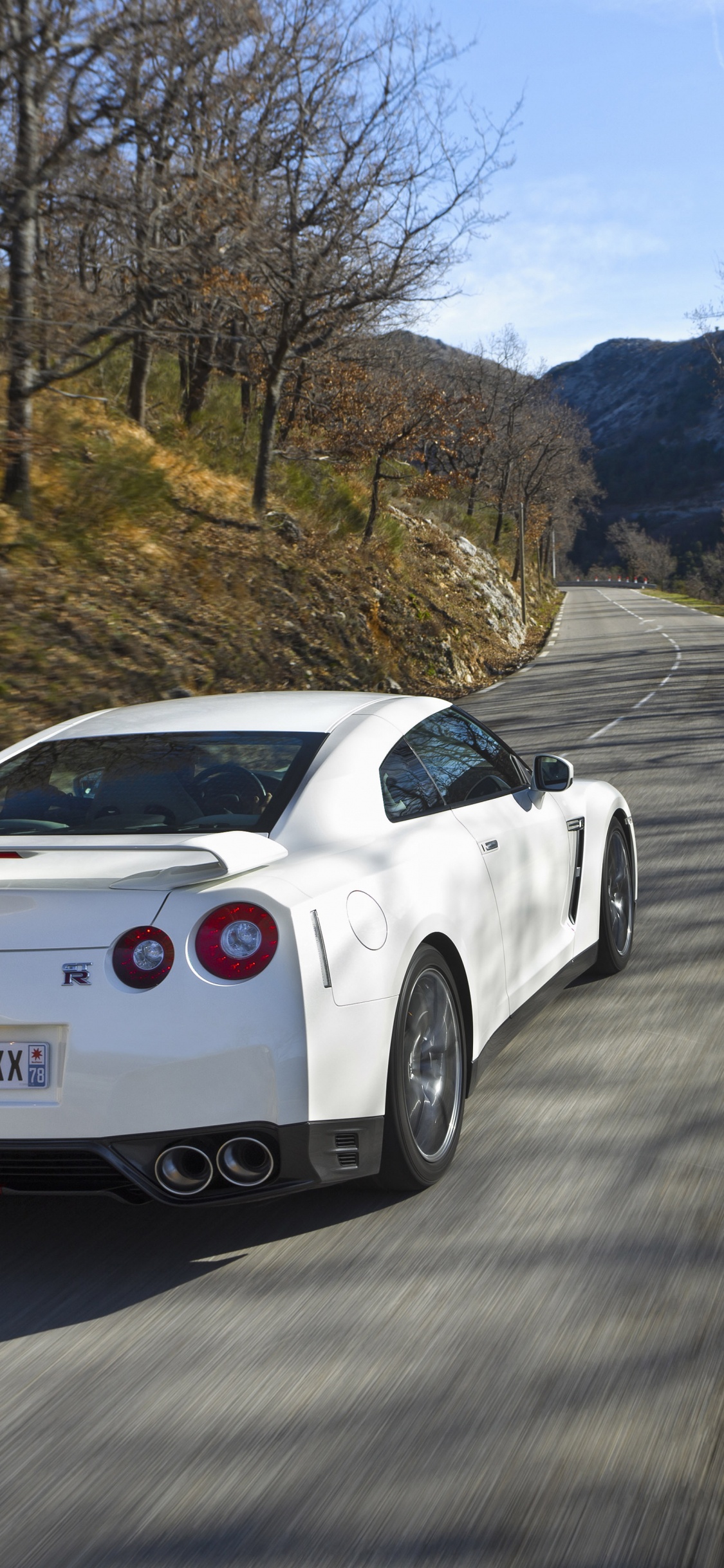 Porsche 911 Blanche Sur Route Pendant la Journée. Wallpaper in 1125x2436 Resolution