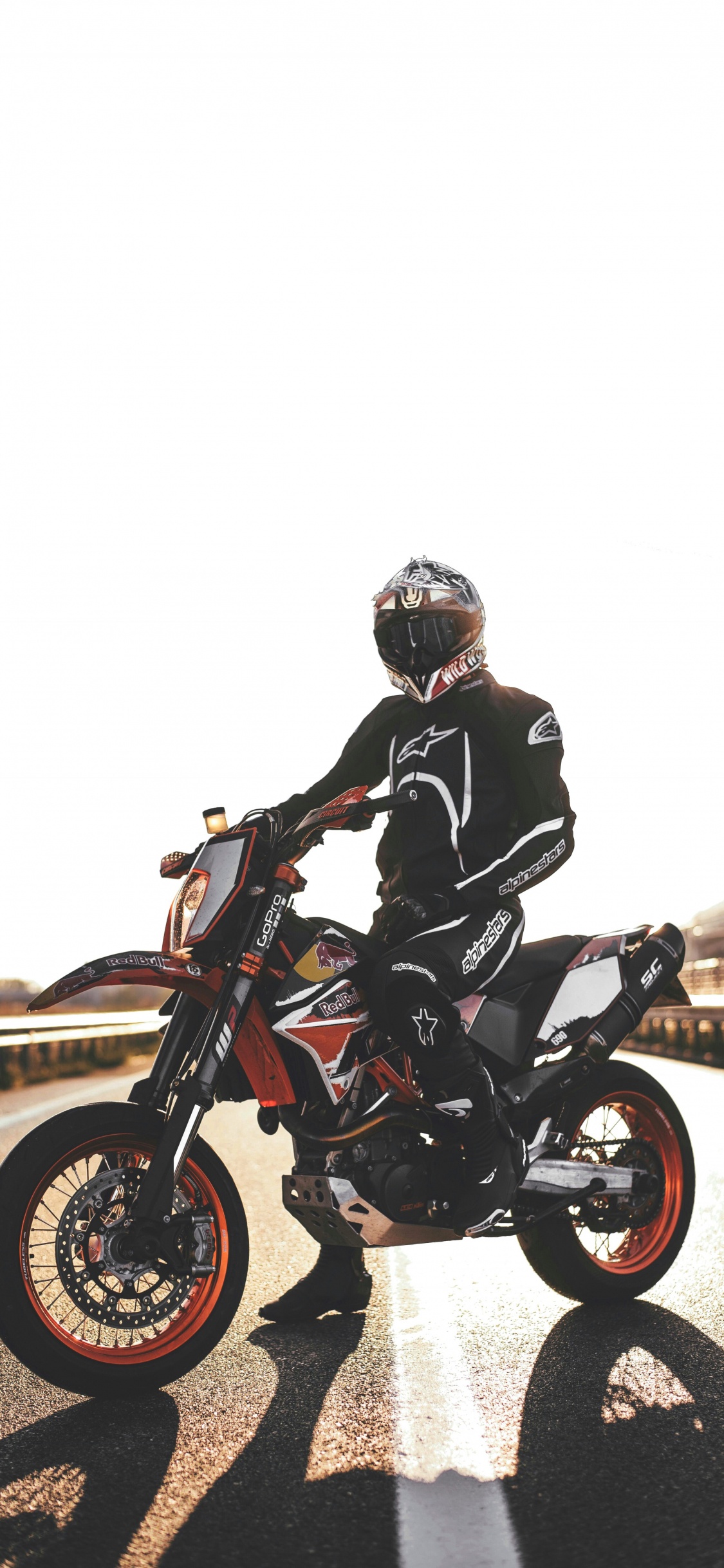 Hombre de Chaqueta Negra Montando Motocicleta. Wallpaper in 1125x2436 Resolution