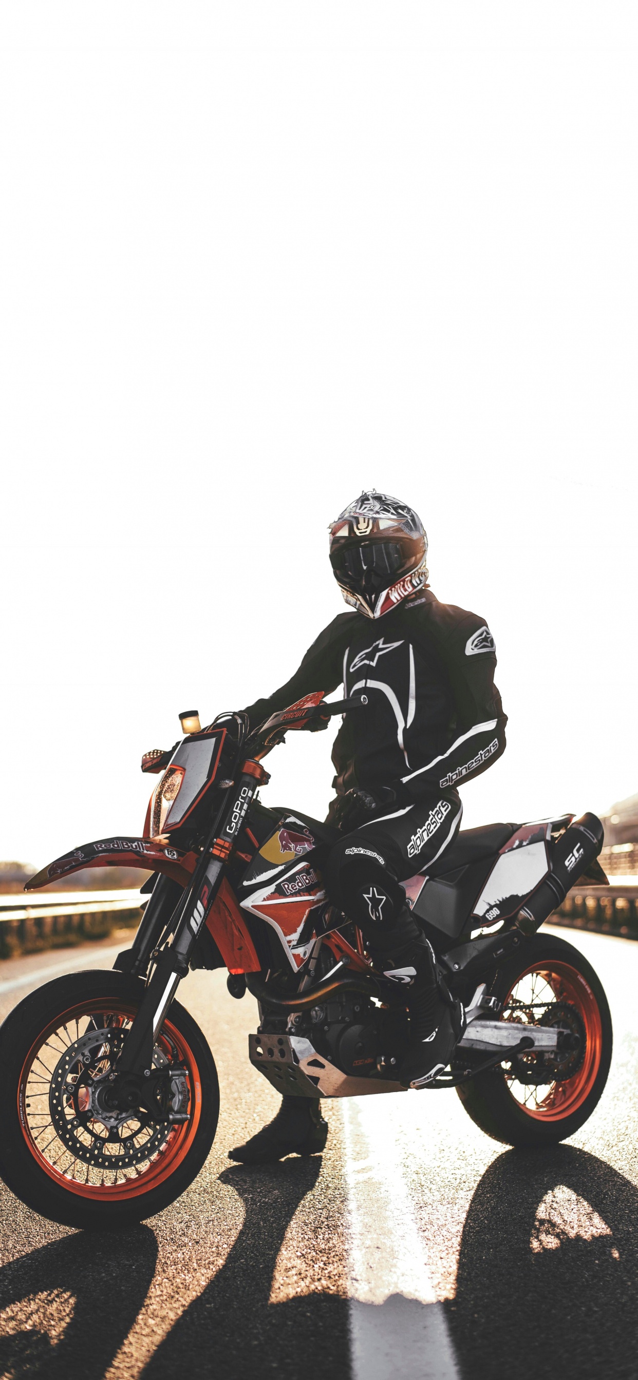 Hombre de Chaqueta Negra Montando Motocicleta. Wallpaper in 1242x2688 Resolution
