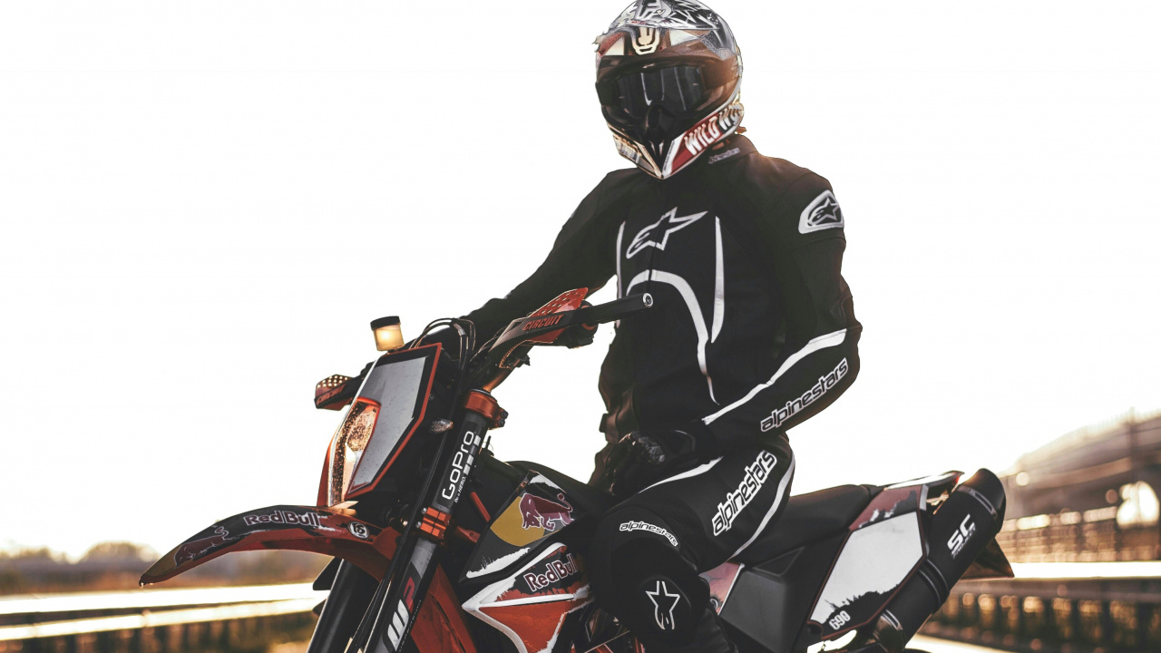 Hombre de Chaqueta Negra Montando Motocicleta. Wallpaper in 1280x720 Resolution