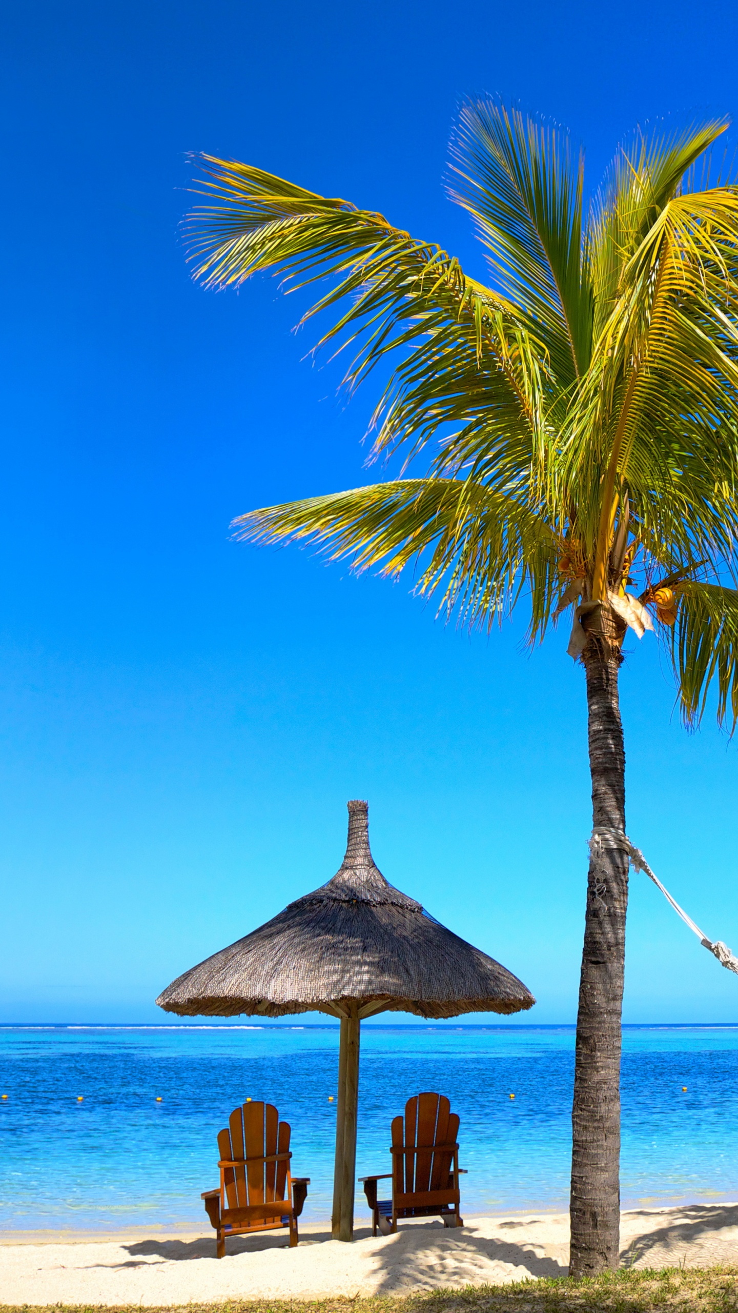 Brown Wooden Beach Lounge Chair on Beach During Daytime. Wallpaper in 1440x2560 Resolution