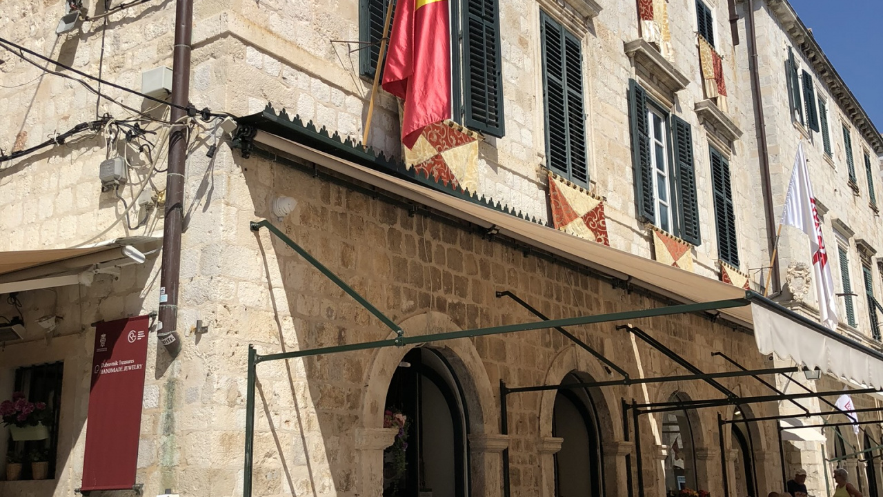 Fassade, Flagge, Möbel, Tisch im Freien, Restaurant. Wallpaper in 1280x720 Resolution