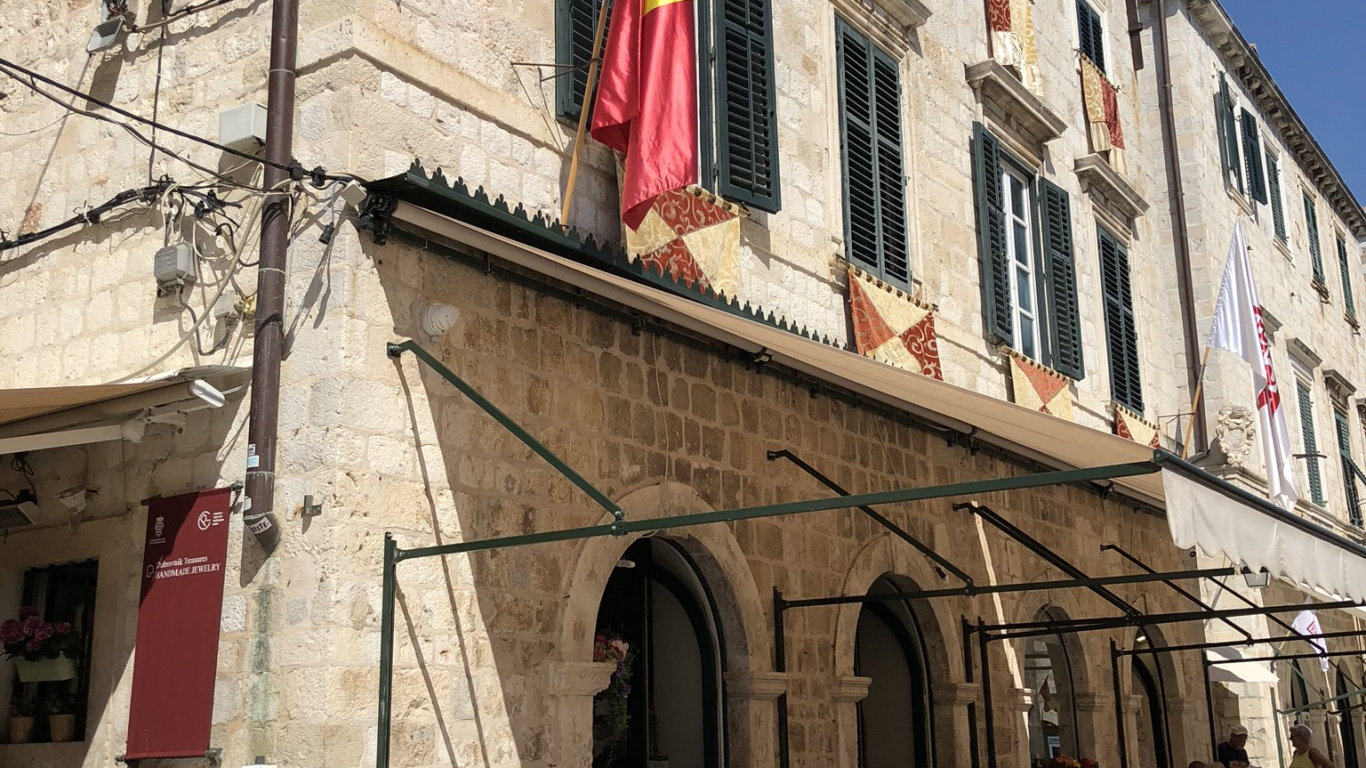 Fassade, Flagge, Möbel, Tisch im Freien, Restaurant. Wallpaper in 1366x768 Resolution