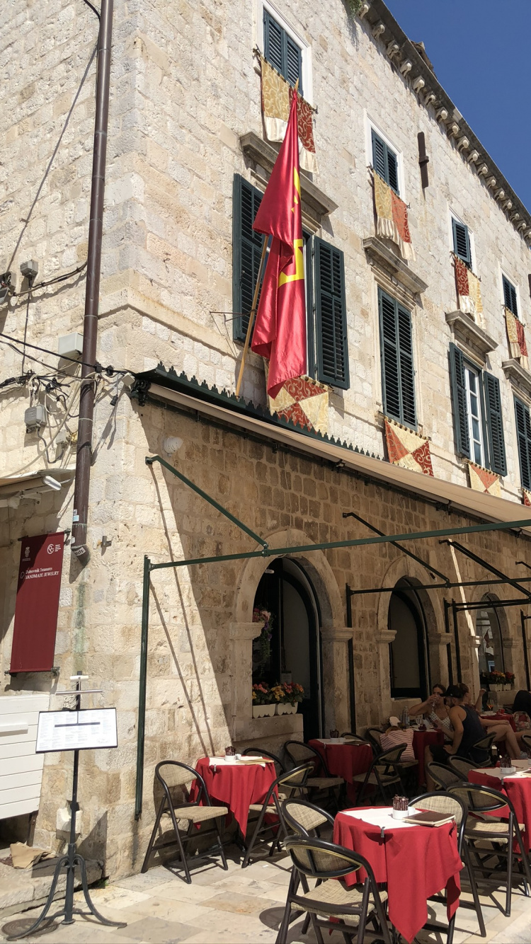 Fassade, Flagge, Möbel, Tisch im Freien, Restaurant. Wallpaper in 750x1334 Resolution