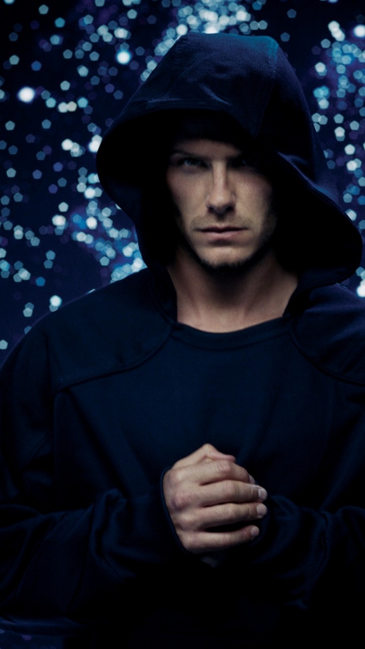 Mann im Schwarzen Hoodie Steht Unter Einem Baum Mit Weißen Blättern. Wallpaper in 720x1280 Resolution