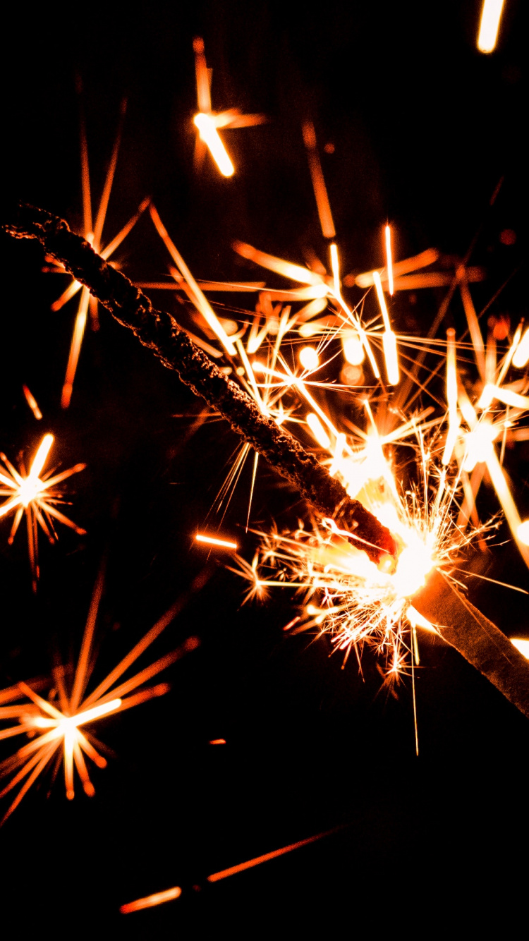 Feuerwerk, Funken, Wunderkerze, Diwali, Mitternacht. Wallpaper in 750x1334 Resolution