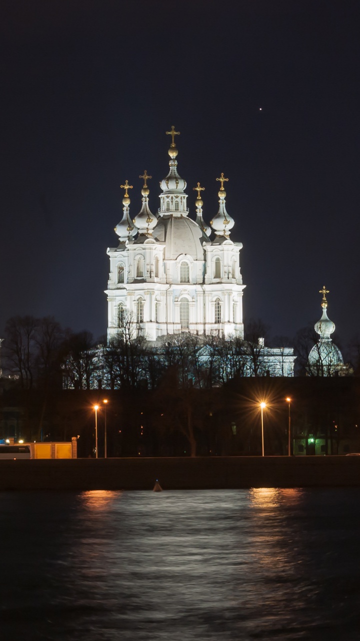 Bâtiment en Béton Blanc Pendant la Nuit. Wallpaper in 720x1280 Resolution