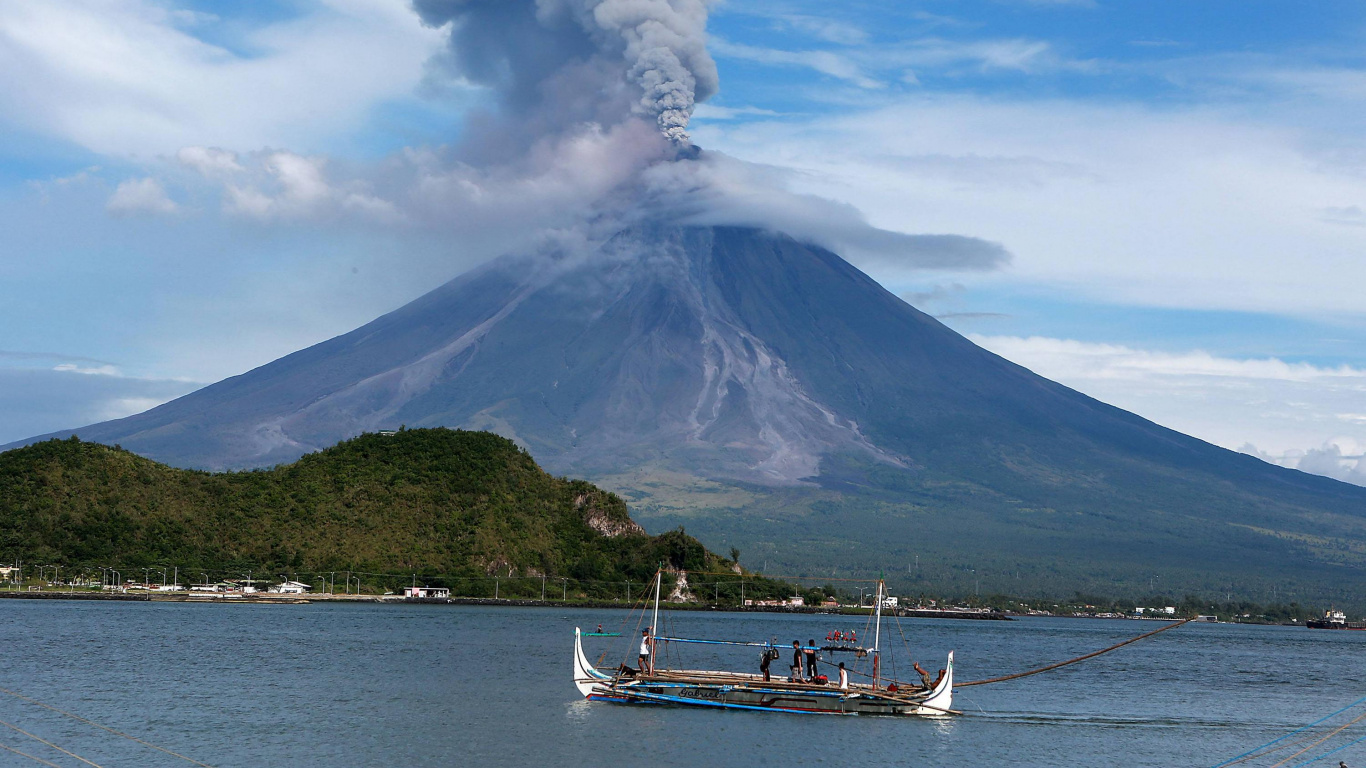 Barco Blanco en el Mar Cerca de la Montaña Bajo Nubes Blancas y Cielo Azul Durante el Día. Wallpaper in 1366x768 Resolution
